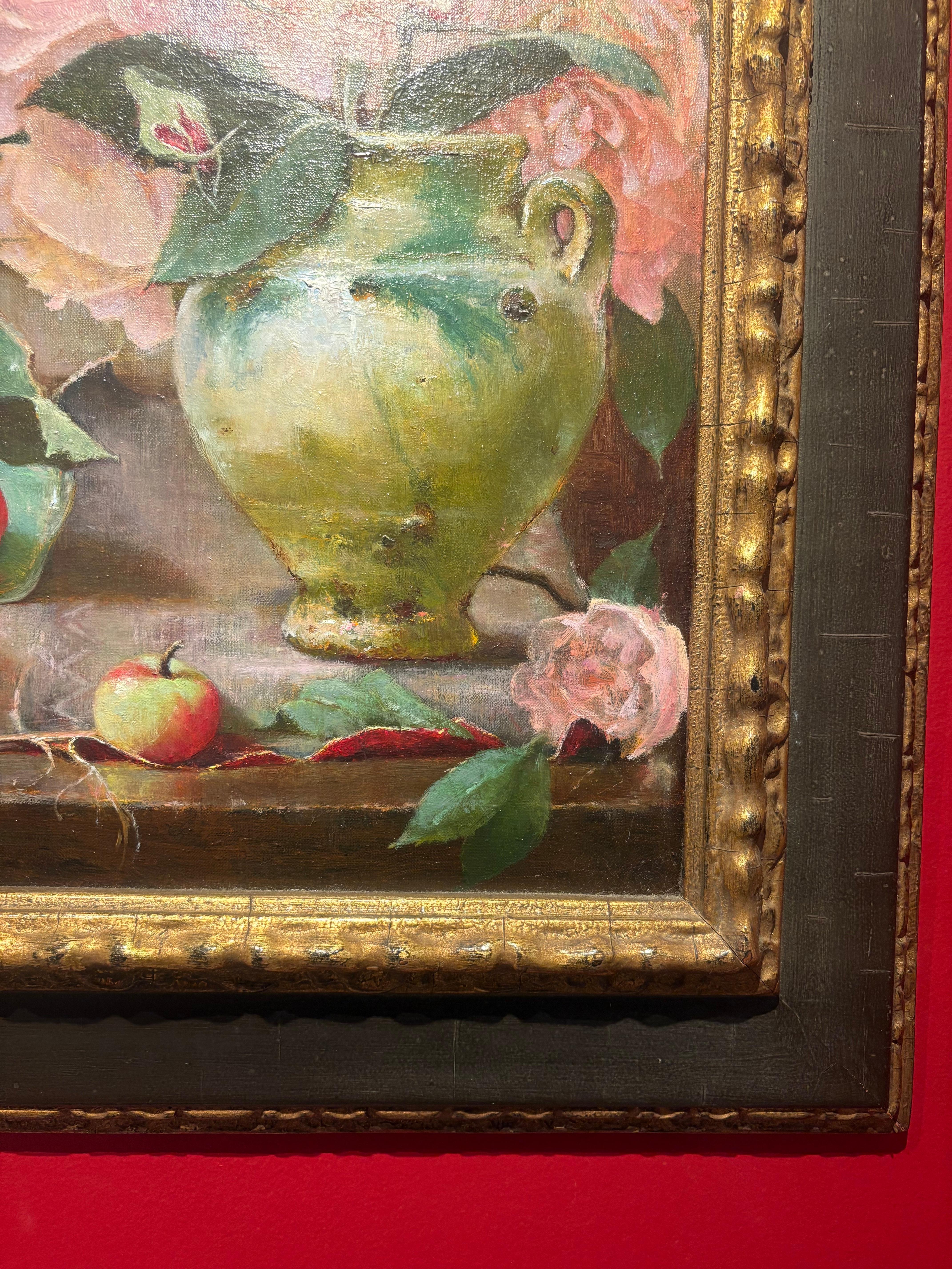 Roses, une nature morte classique de fleurs audacieuses à côté de pommes et d'un vase cassé. en vente 7
