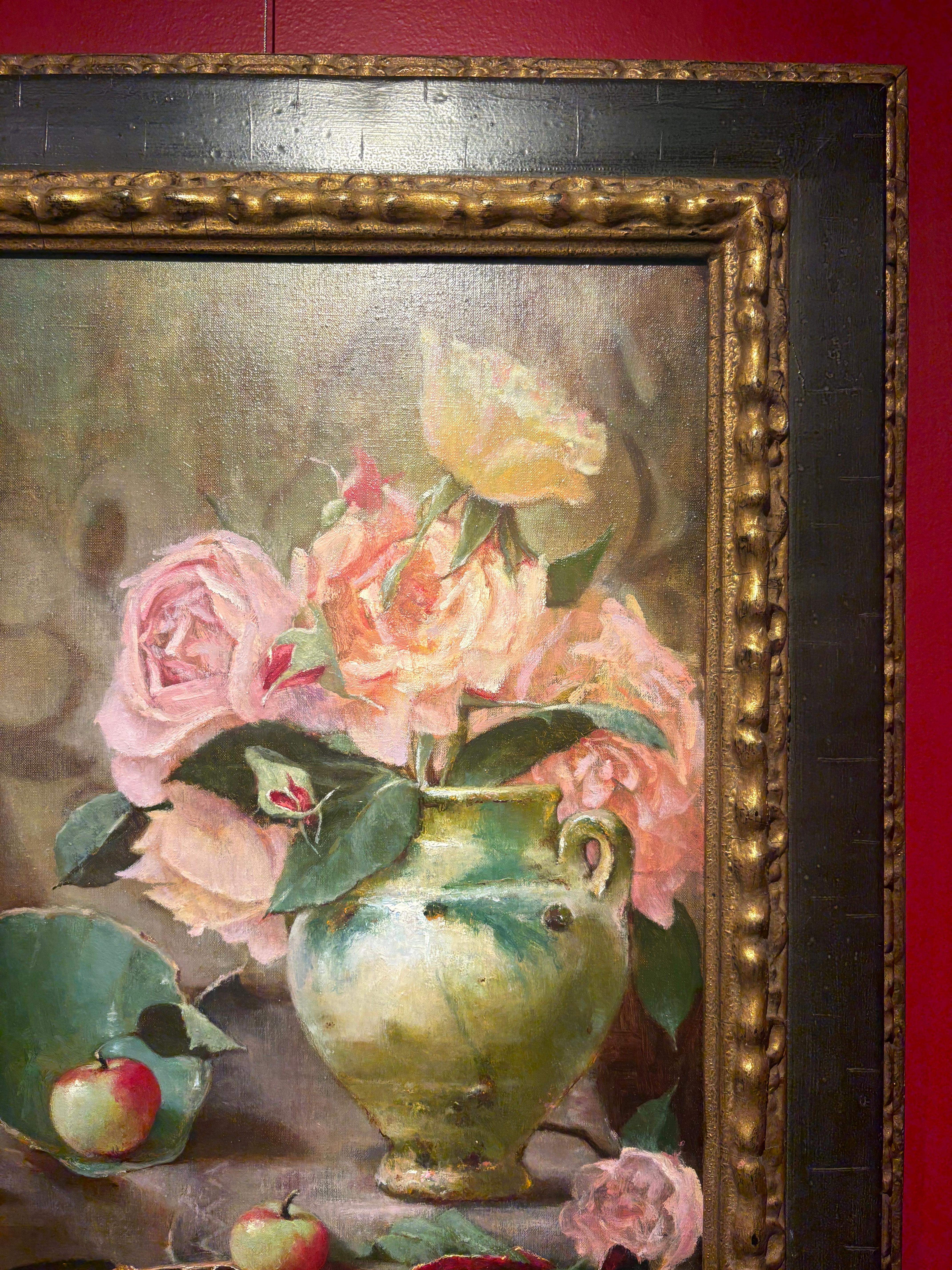 Roses, une nature morte classique de fleurs audacieuses à côté de pommes et d'un vase cassé. en vente 8