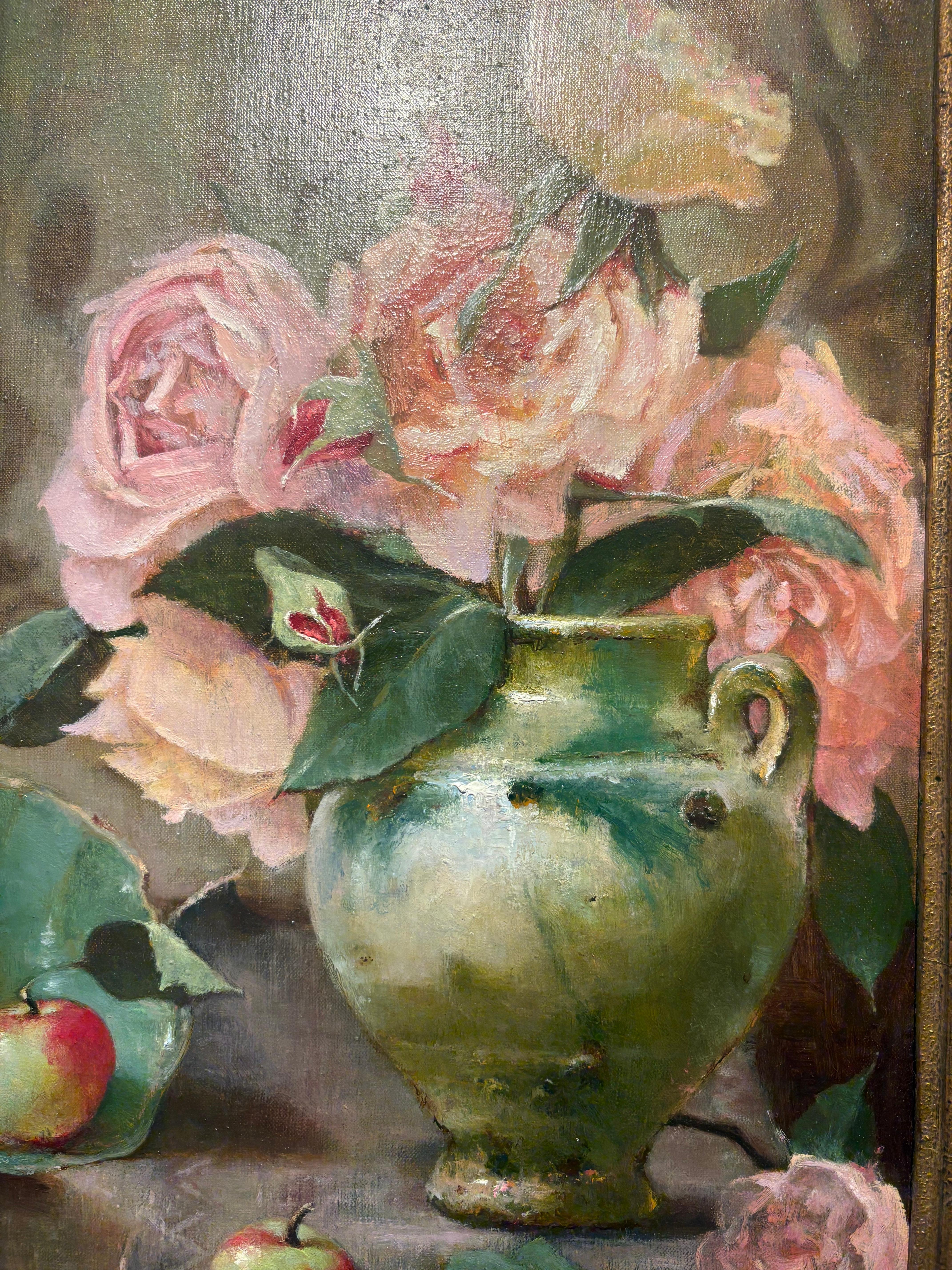 Roses, une nature morte classique de fleurs audacieuses à côté de pommes et d'un vase cassé. en vente 1