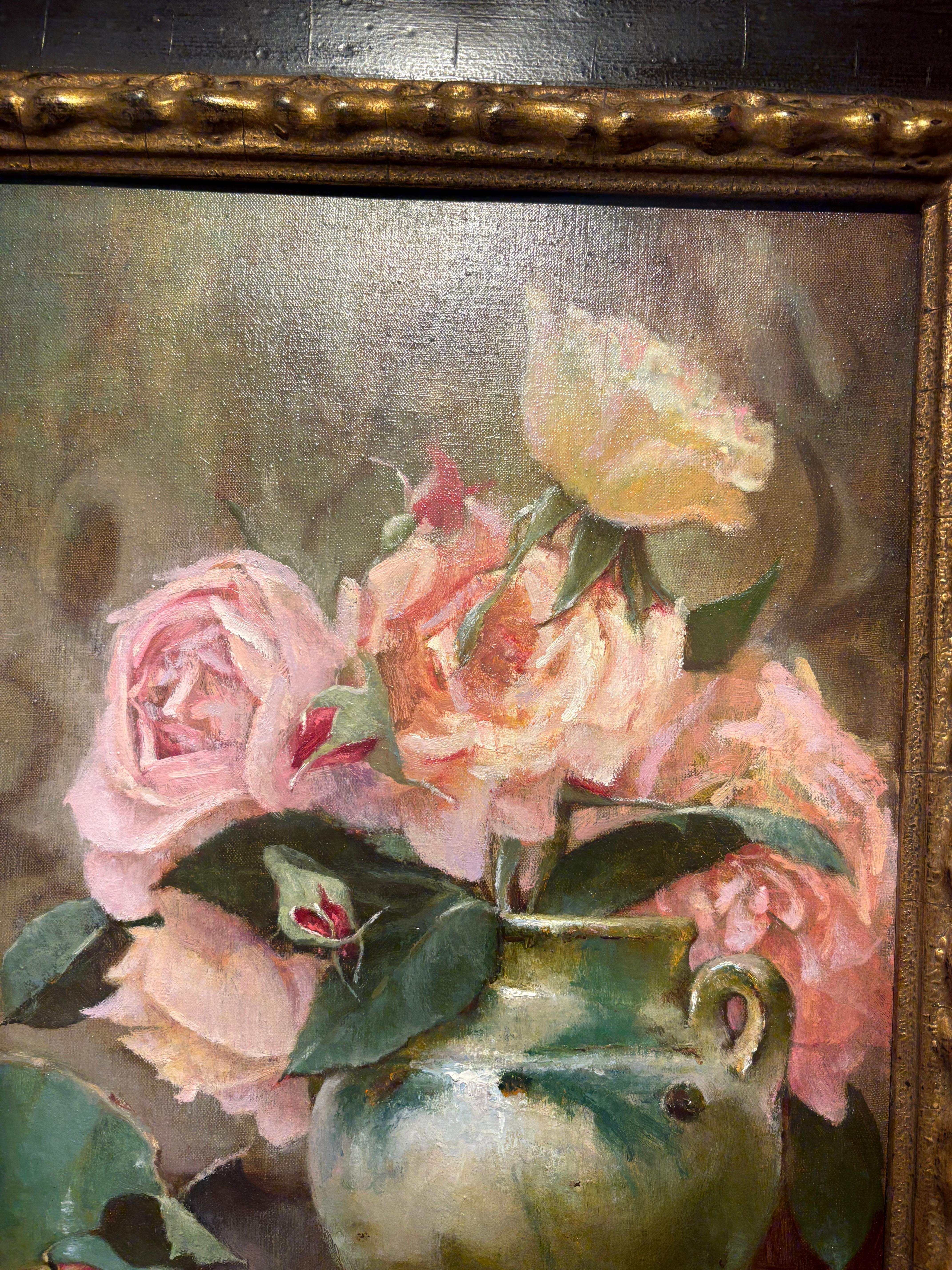 Roses, une nature morte classique de fleurs audacieuses à côté de pommes et d'un vase cassé. en vente 2