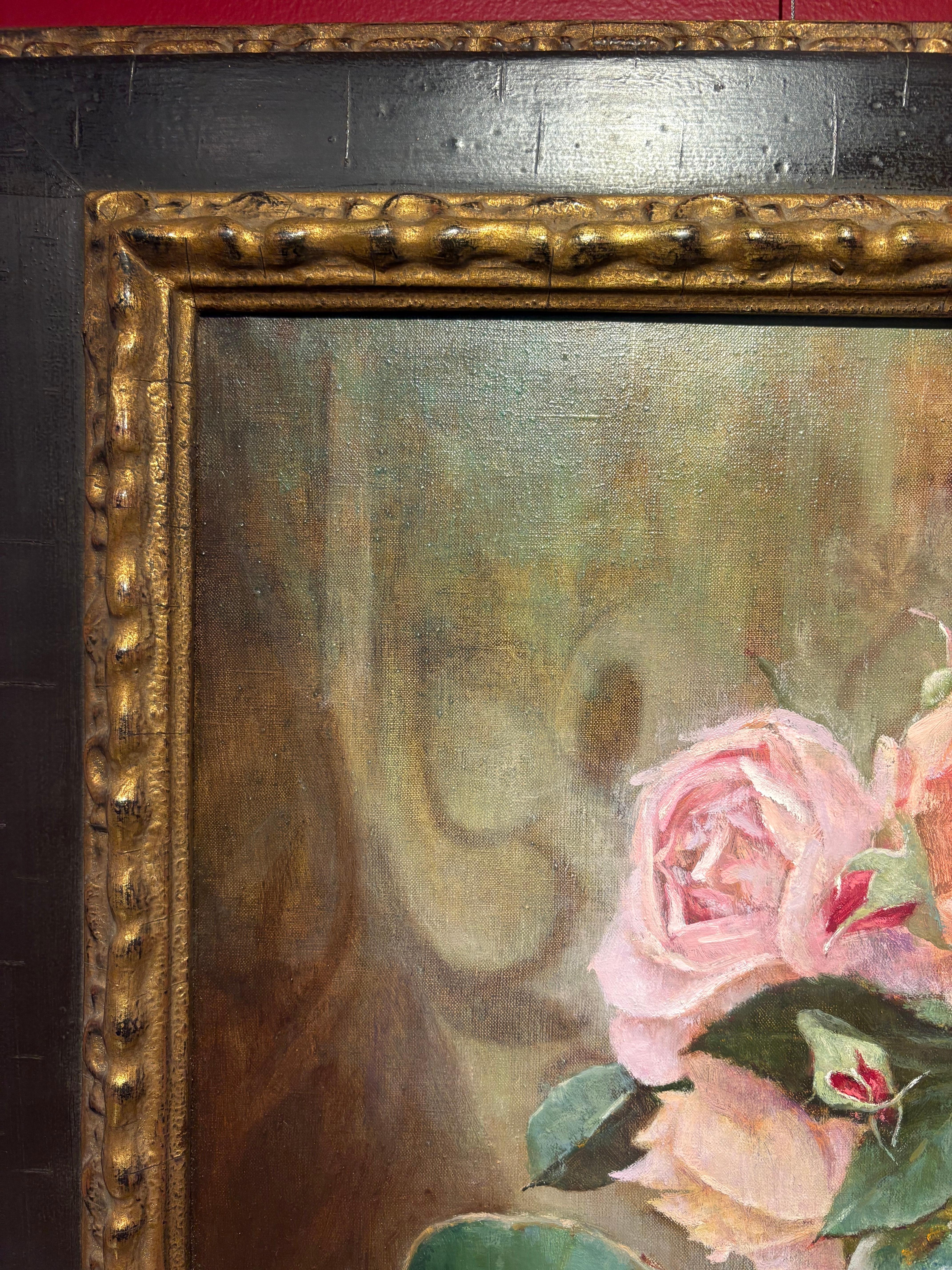 Roses, une nature morte classique de fleurs audacieuses à côté de pommes et d'un vase cassé. en vente 3