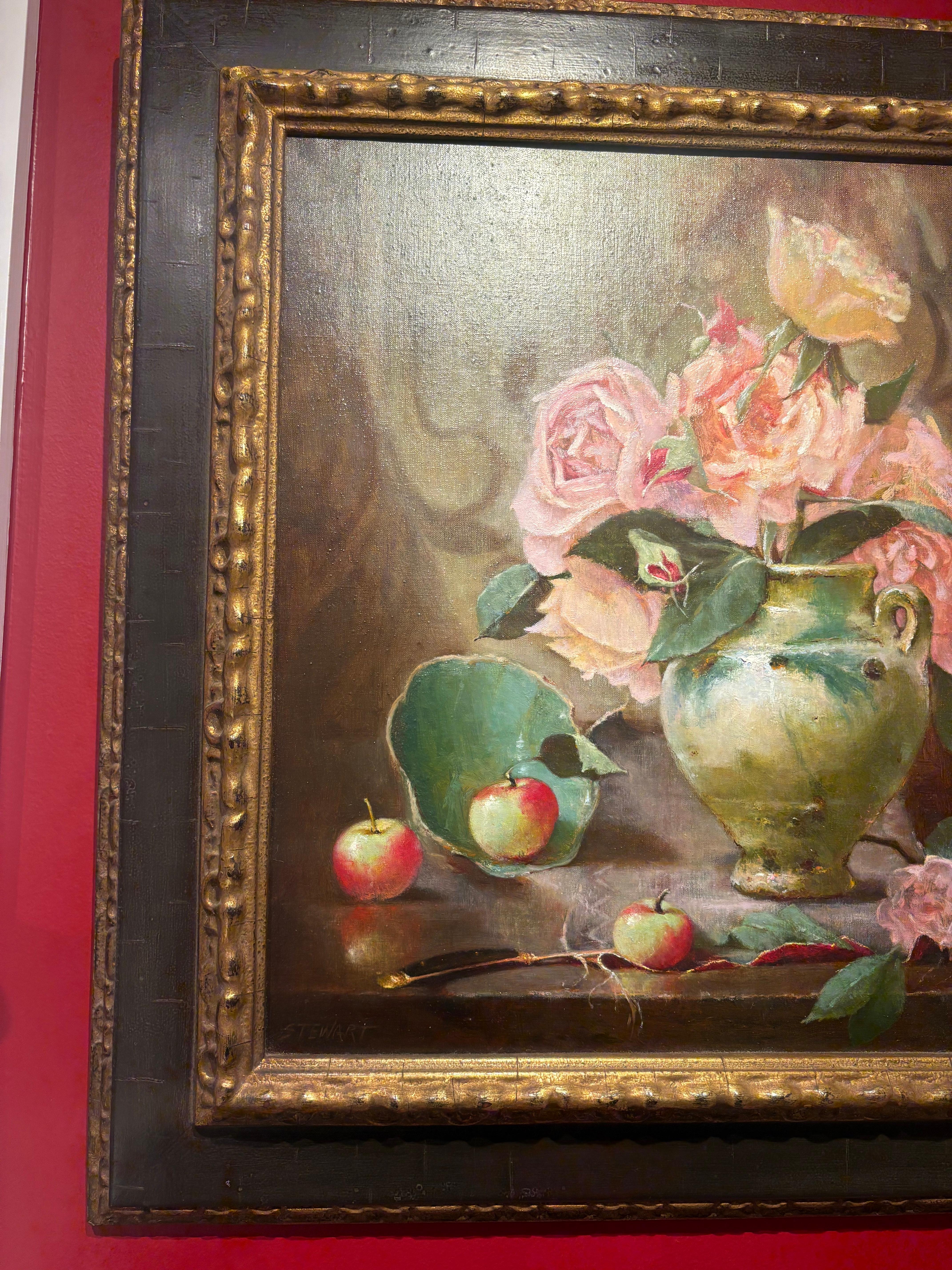 Roses, une nature morte classique de fleurs audacieuses à côté de pommes et d'un vase cassé. en vente 4