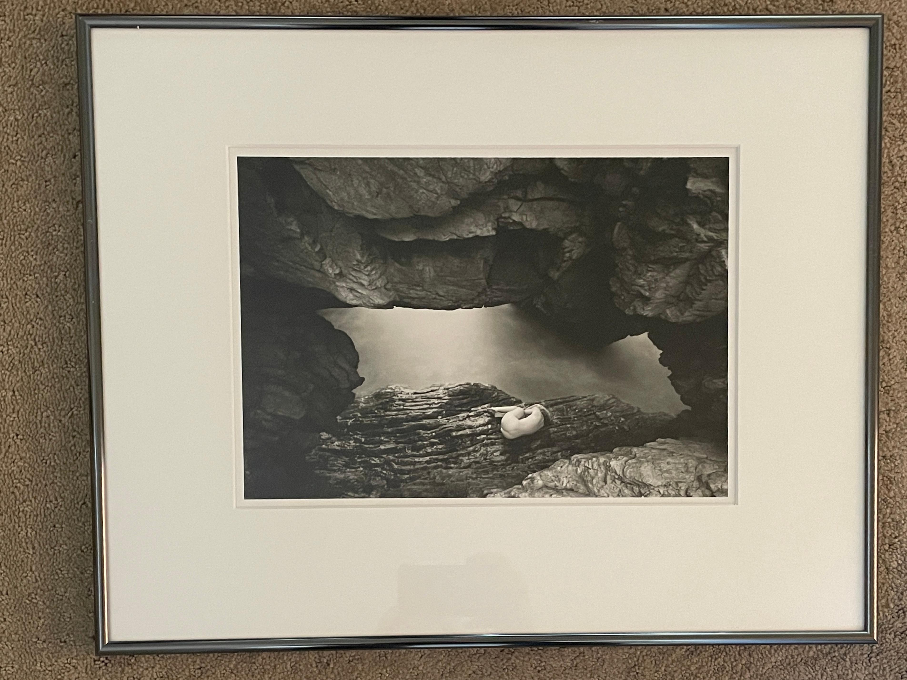 Black and White Photograph de David Stroup - De un solo grano, Desnudo sobre rocas