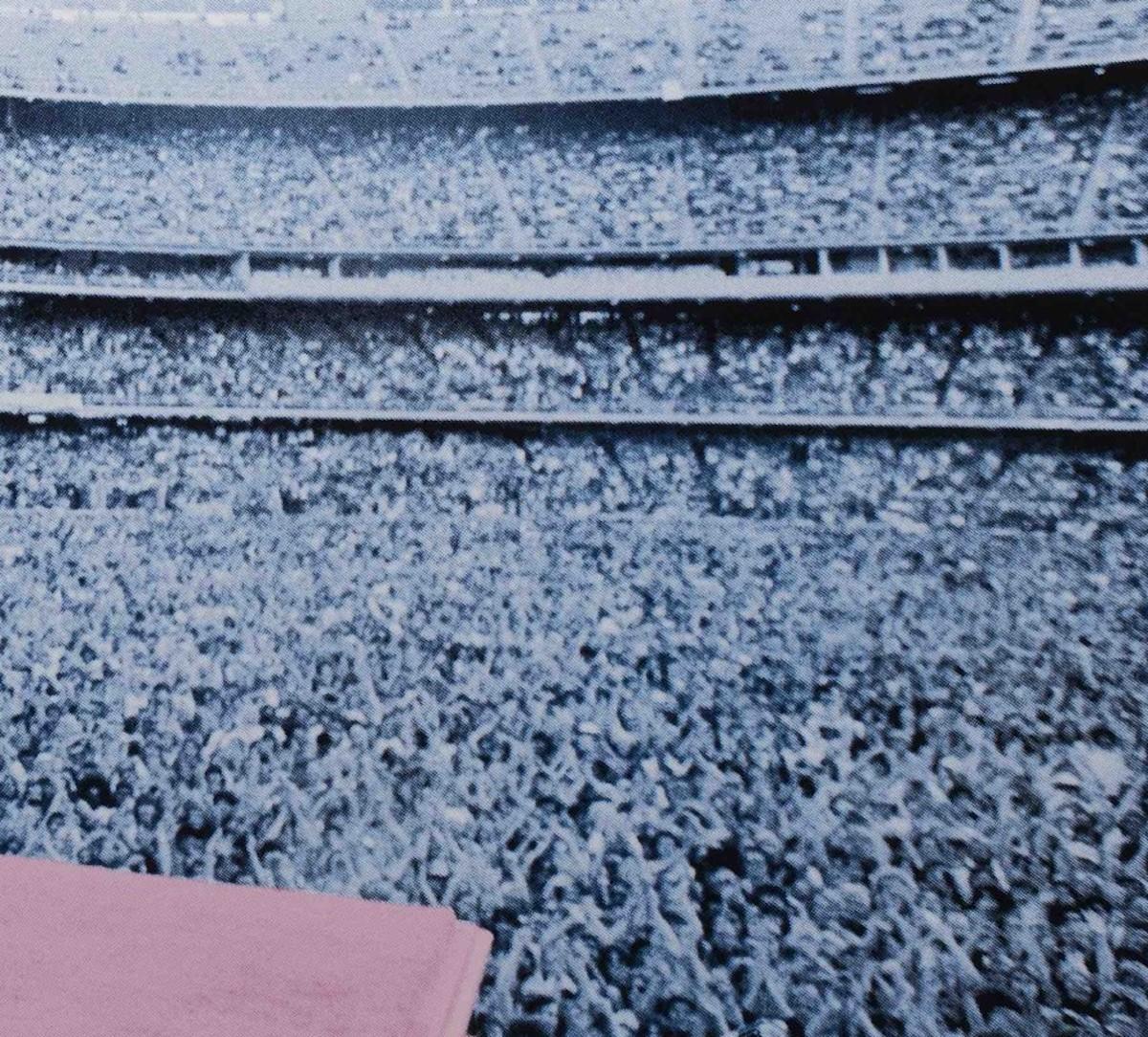 Elton Johns: Home Run-Dodger Stadium 1975,  Stampe di celebrità, Arte di Elton Johns - Landscape Painting Blu di David Studwell