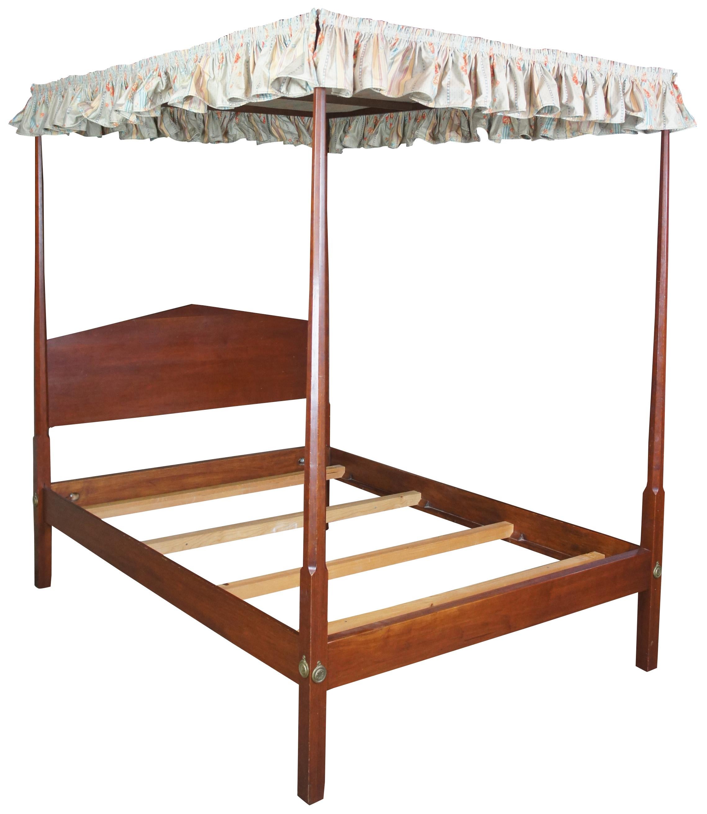 Early American full size pencil post canopy bed by David T Smith, circa 1987. A style popularized in the late 1700s. Features a floral ruffled canopy, pencil posts and colonial hardware.
  