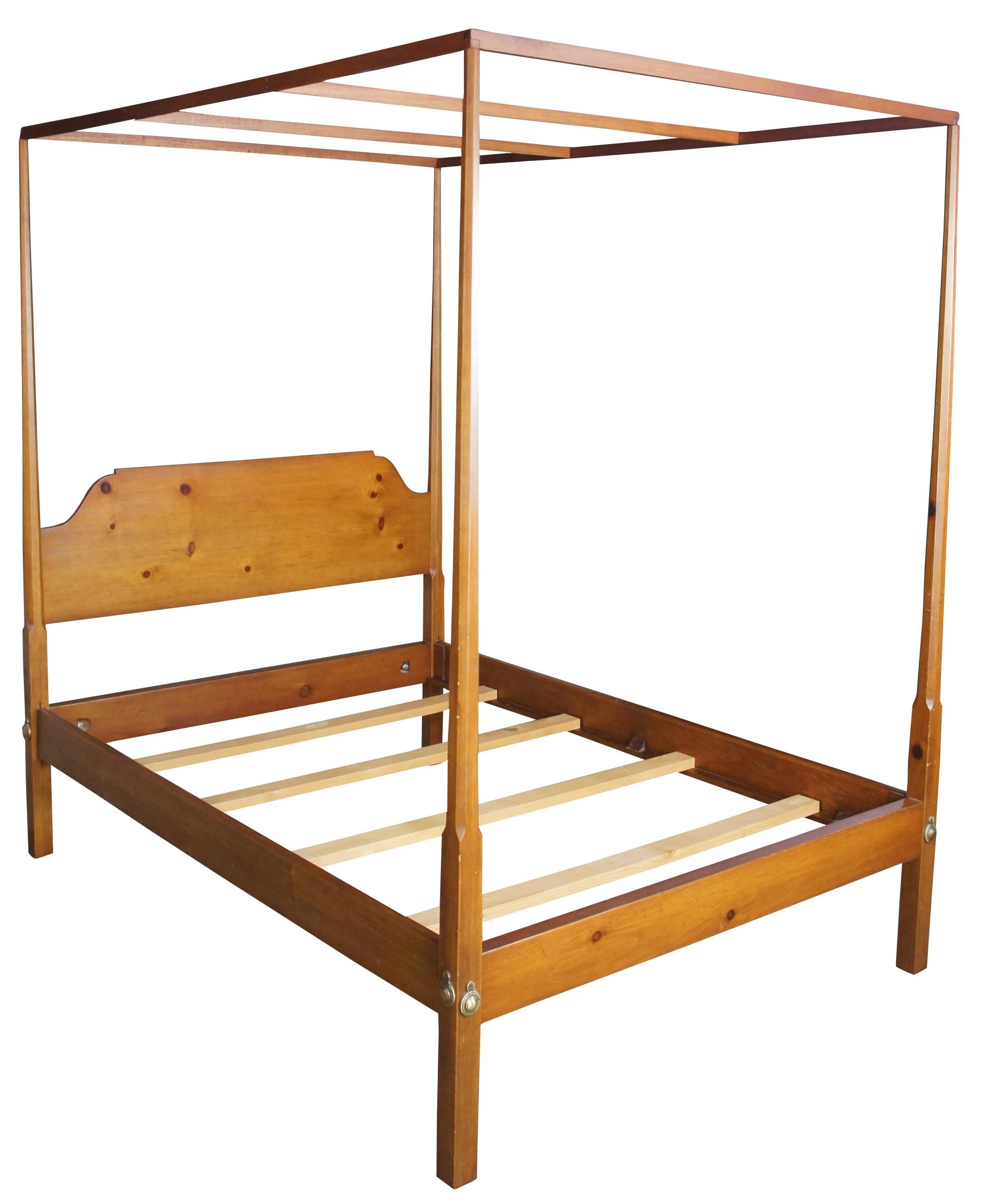 Early American pine full size pencil post canopy bed by David T Smith, circa 1987. A style popularized in the late 1700s. Features a covered canopy, pencil posts and colonial hardware.
  
