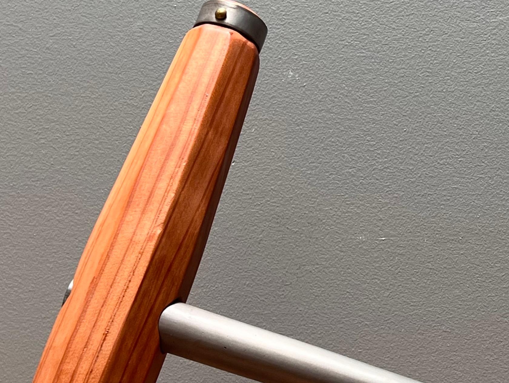 Acciaio patinato con manico in legno rosso

David Tanych costruisce oggetti da quando suo padre gli diede una sega, un martello, dei chiodi e un blocco di legno all'età di 10 anni.

Un veterano della costruzione di case e mobili, David ha spostato