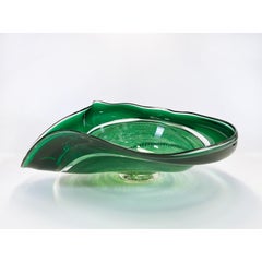 Smaragd Rondelle-Schale, moderne kanadische Glasskulptur mit Smaragd, 2023