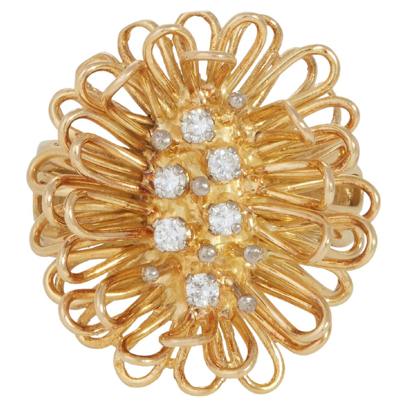 Questo squisito anello con diamanti e oro giallo 18 carati è stato realizzato dal rinomato orafo modernista britannico David Thomas nel Regno Unito nel 1973. Misura 8, l'anello reca la firma di David Thomas, i marchi di finezza dell'oro del Regno