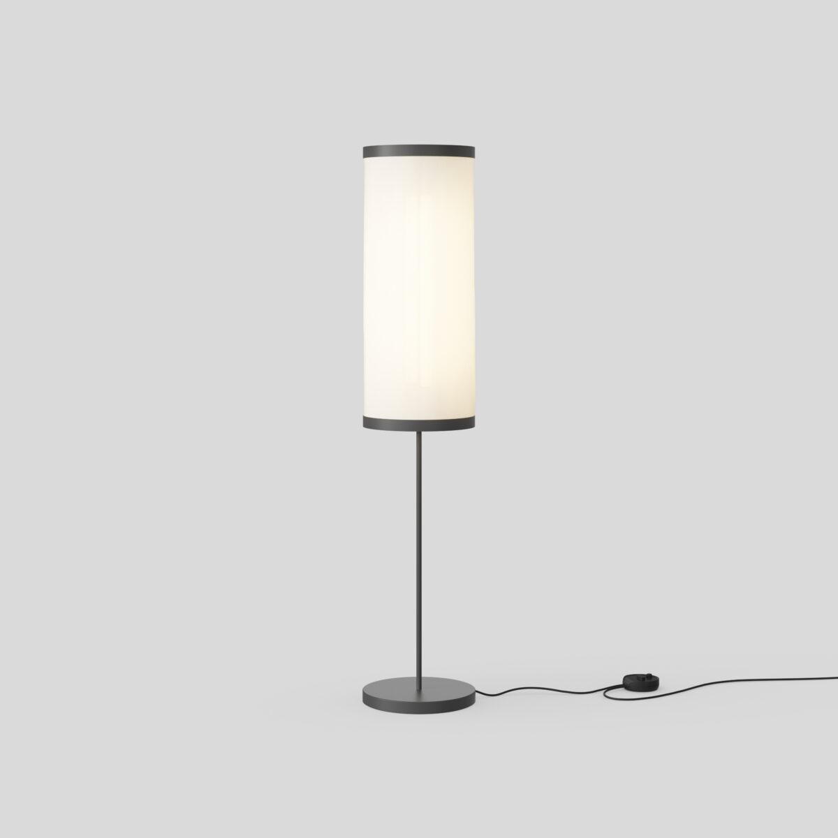 Lampada da terra Isol
Design/One di David Thulstrup

Specifiche tecniche: Isolatori
Tipologia: Piano
Materiali: Struttura in alluminio, diffusore in tessuto ad assorbimento acustico con tecnologia Snowsound®.
Dimensioni: Ø 300 x H. 1480 mm 
Diametro