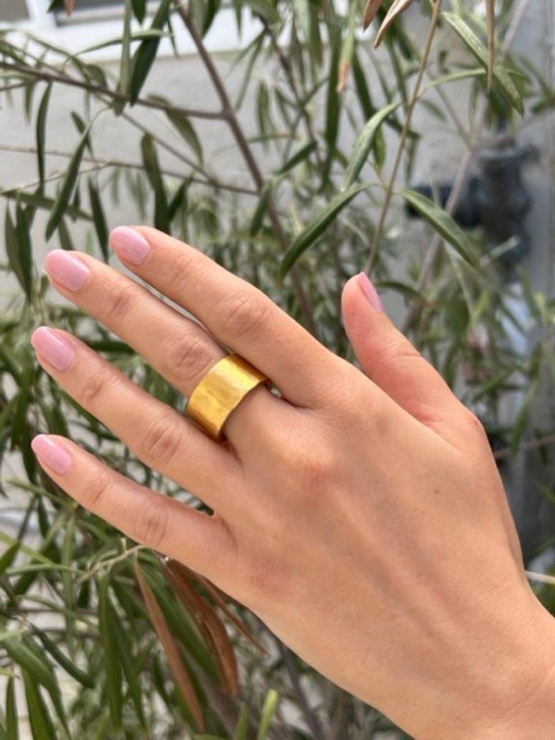 David Tishbi 22 Karat Gold Handgehämmerter Ring (Kunsthandwerker*in) im Angebot