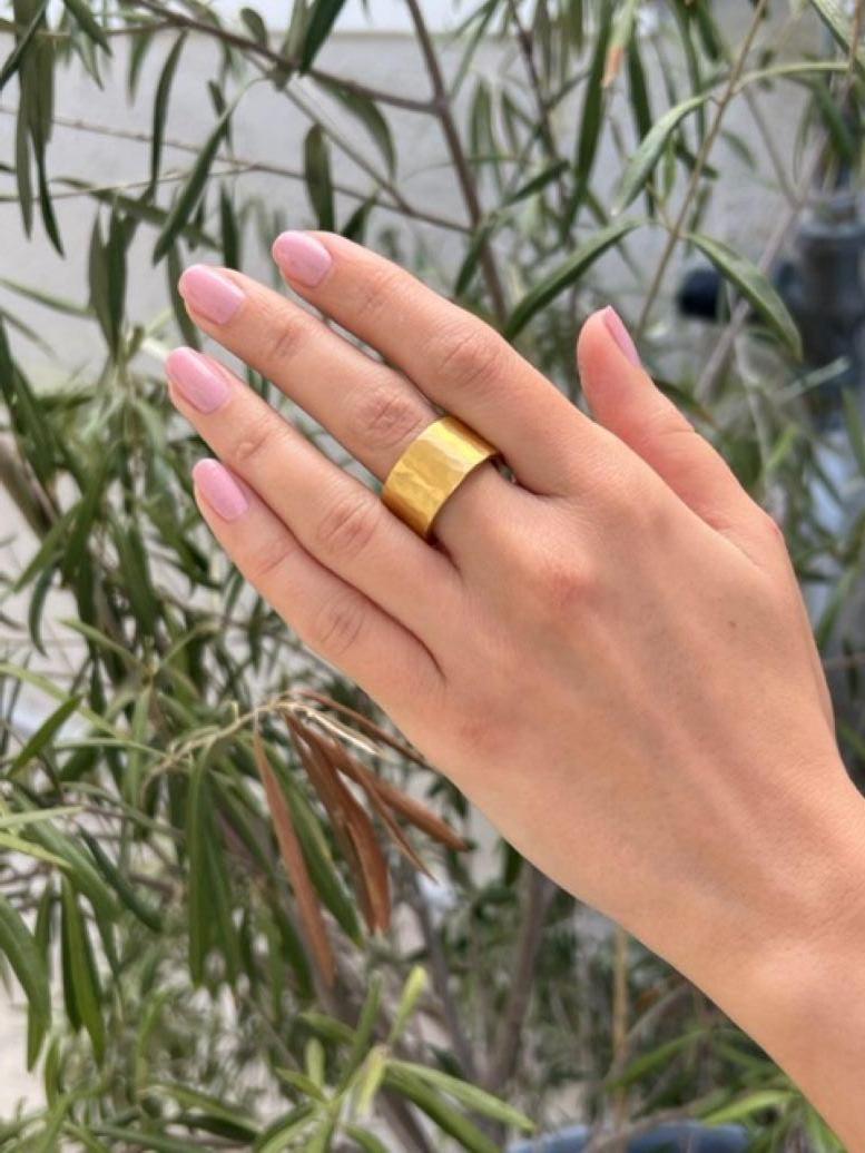 David Tishbi 22 Karat Gold Hand Hammered Ring In New Condition For Sale In Pacific Palisades, CA