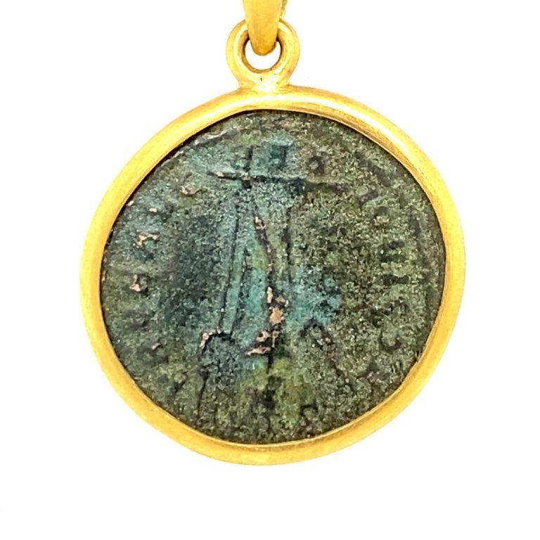 David Tishbi Pendentif de pièce de monnaie romaine encadré d'or 22 carats sur collier de perles en verre romain  Neuf - En vente à Pacific Palisades, CA