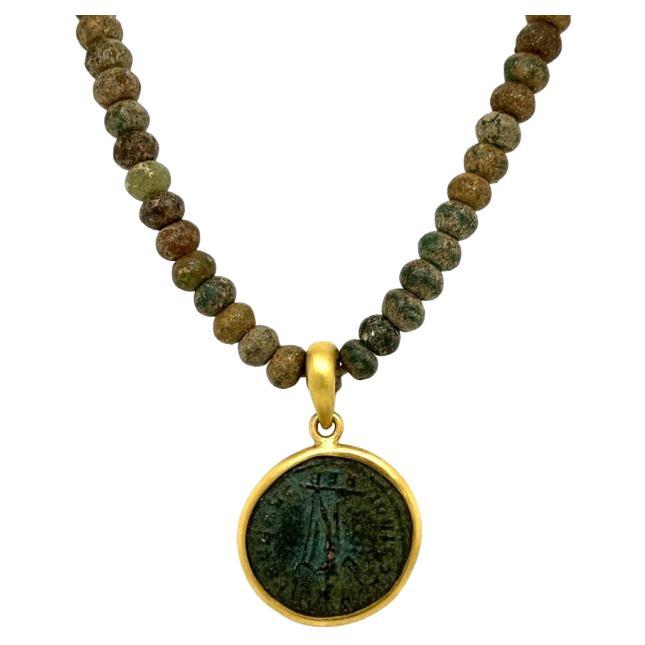 David Tishbi Pendentif de pièce de monnaie romaine encadré d'or 22 carats sur collier de perles en verre romain  en vente