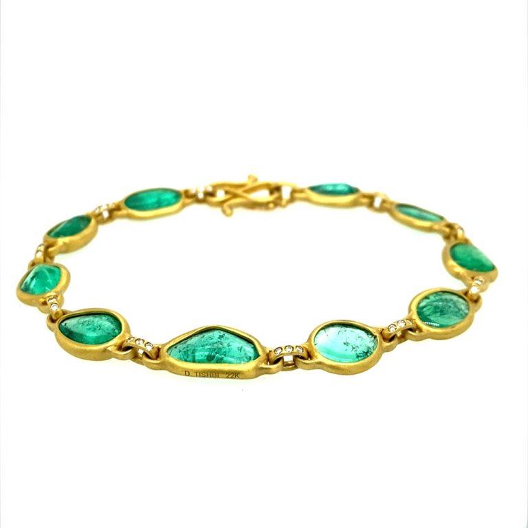 This 22K Gold Wrapped Free Form Emerald and Diamond Bracelet is handcrafted and one of a kind. 

22 Karat Gold Wrapped Free-Form Emeralds and Diamonds Bracelet

22K – 7.5″ inches

33 G/VS

0.2 CTW

10 Colombian Emeralds 30 CTW

Handmade Push