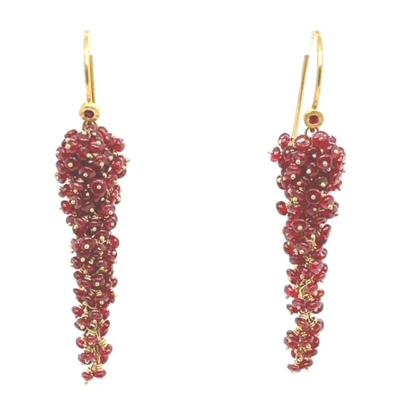 Pendants d'oreilles en perles de rubis 22K

Longueur : 2″.

2.5mm Rubis 21 CTW

Fil de fer français