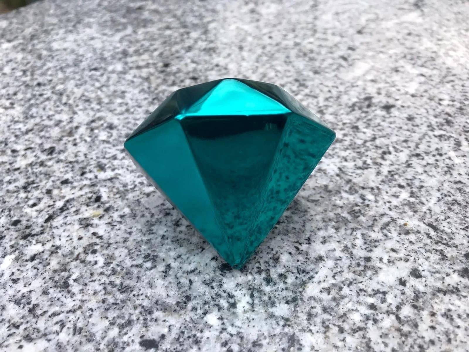 Torquoise Diamond - Sculpture by David Uessem