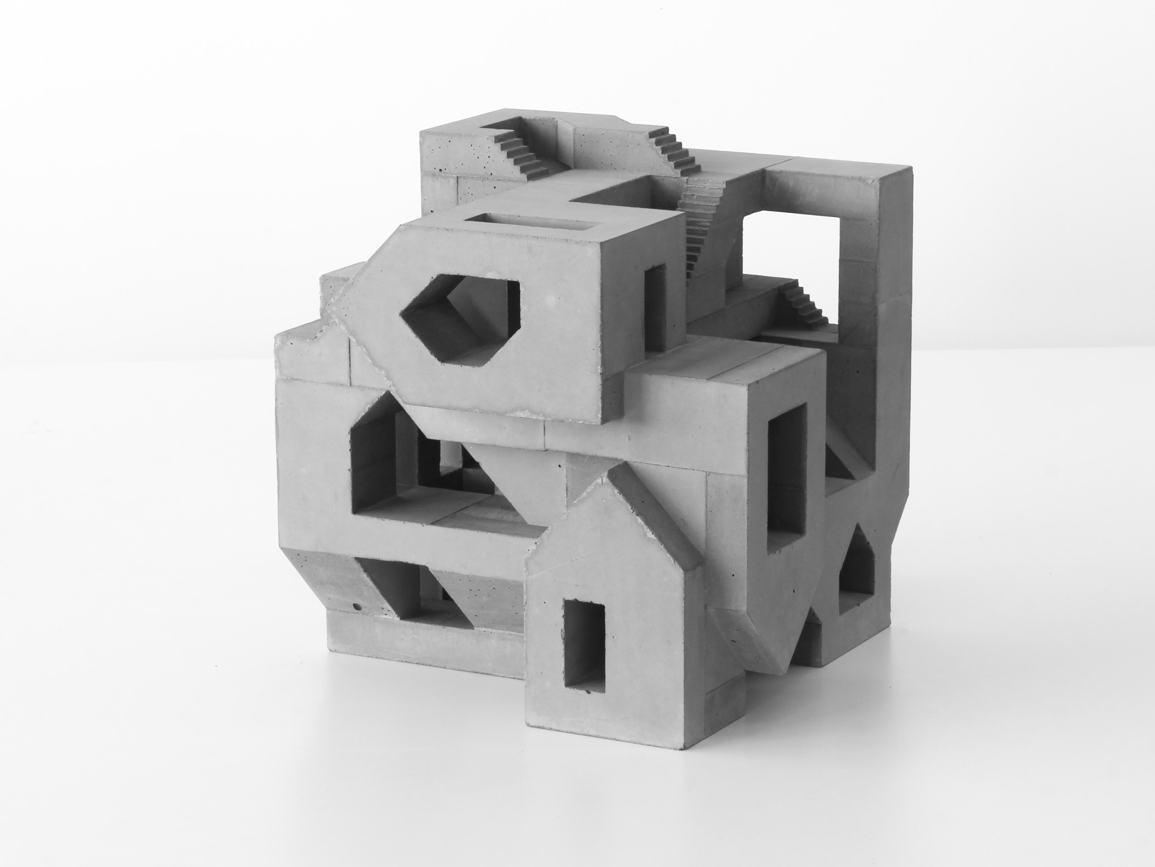 Die konkreten Arbeiten von David Umemoto stehen als Studien über Volumen. An der Schnittstelle zwischen Skulptur und Architektur erinnern diese Miniaturwerke an temporäre Gebäude oder Monumente in fernen Ländern. Die Bilder, die diese Werke im Kopf