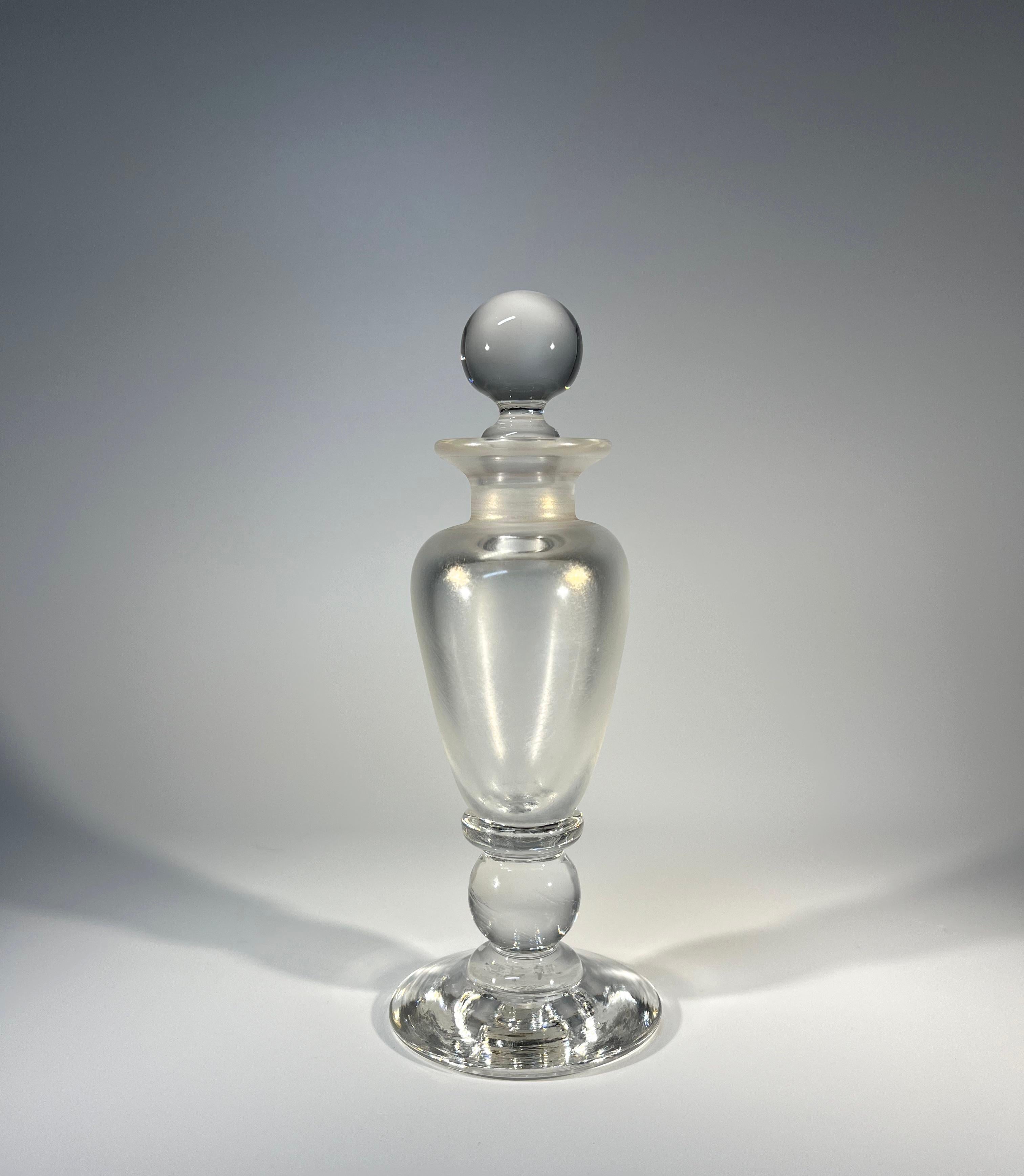 Mid-Century Modern Bouteille de parfum en verre anglaise fabriquée à la main Pearlescent, David Wallace, années 1980 en vente