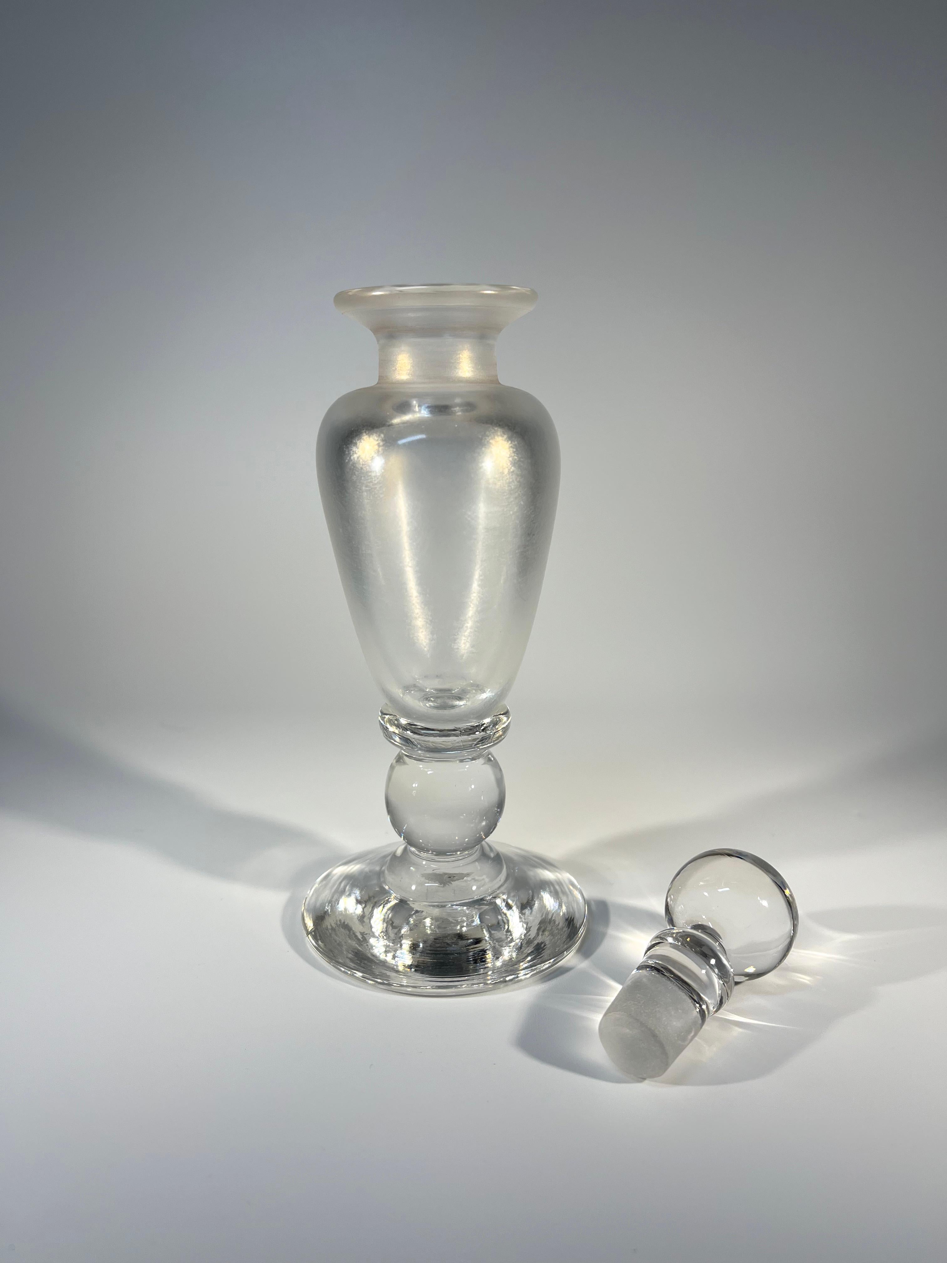 David Wallace, Perlmuttglänzende handgefertigte englische Glasparfümflasche, 1980er Jahre (Englisch) im Angebot