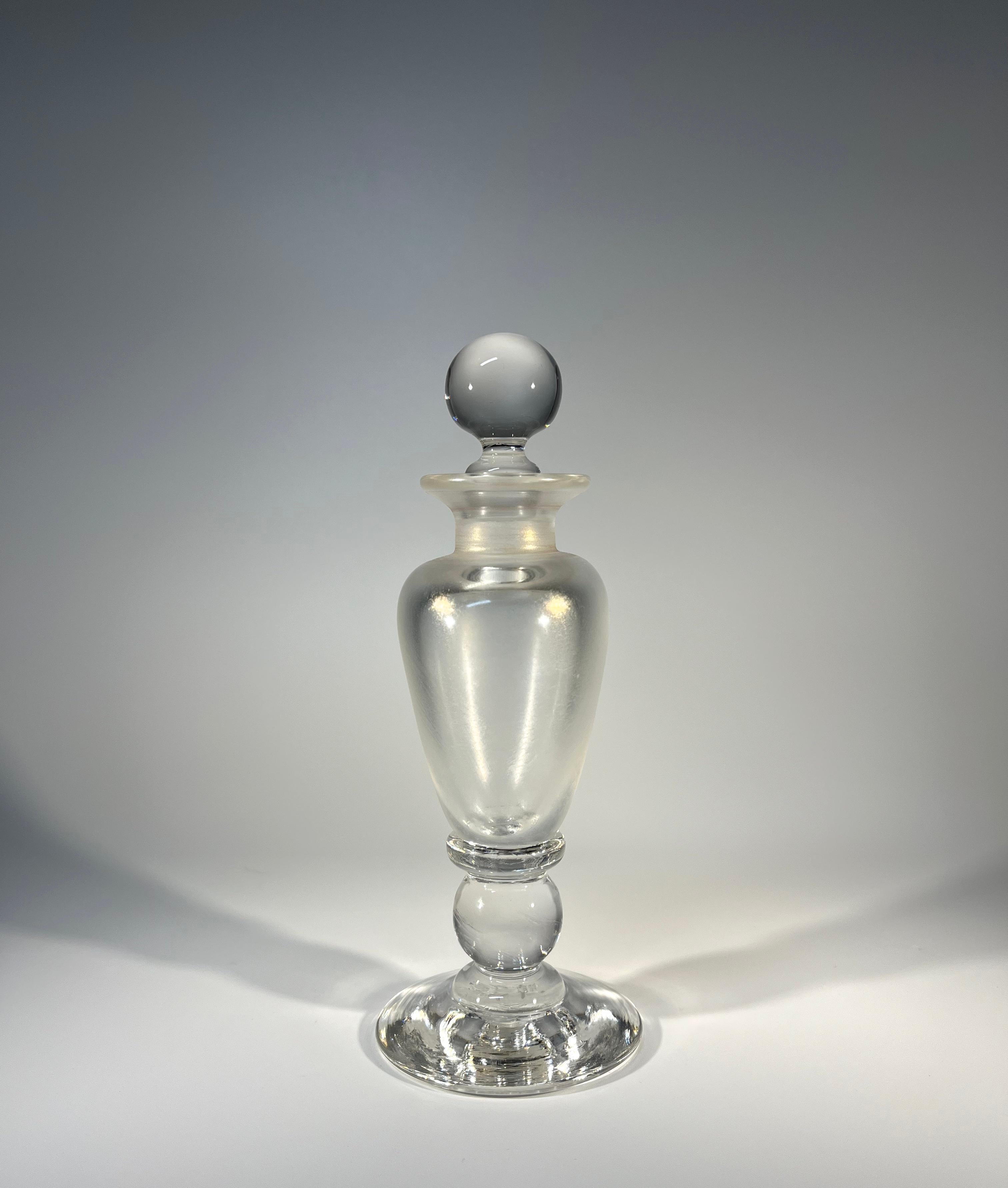Fait main Bouteille de parfum en verre anglaise fabriquée à la main Pearlescent, David Wallace, années 1980 en vente