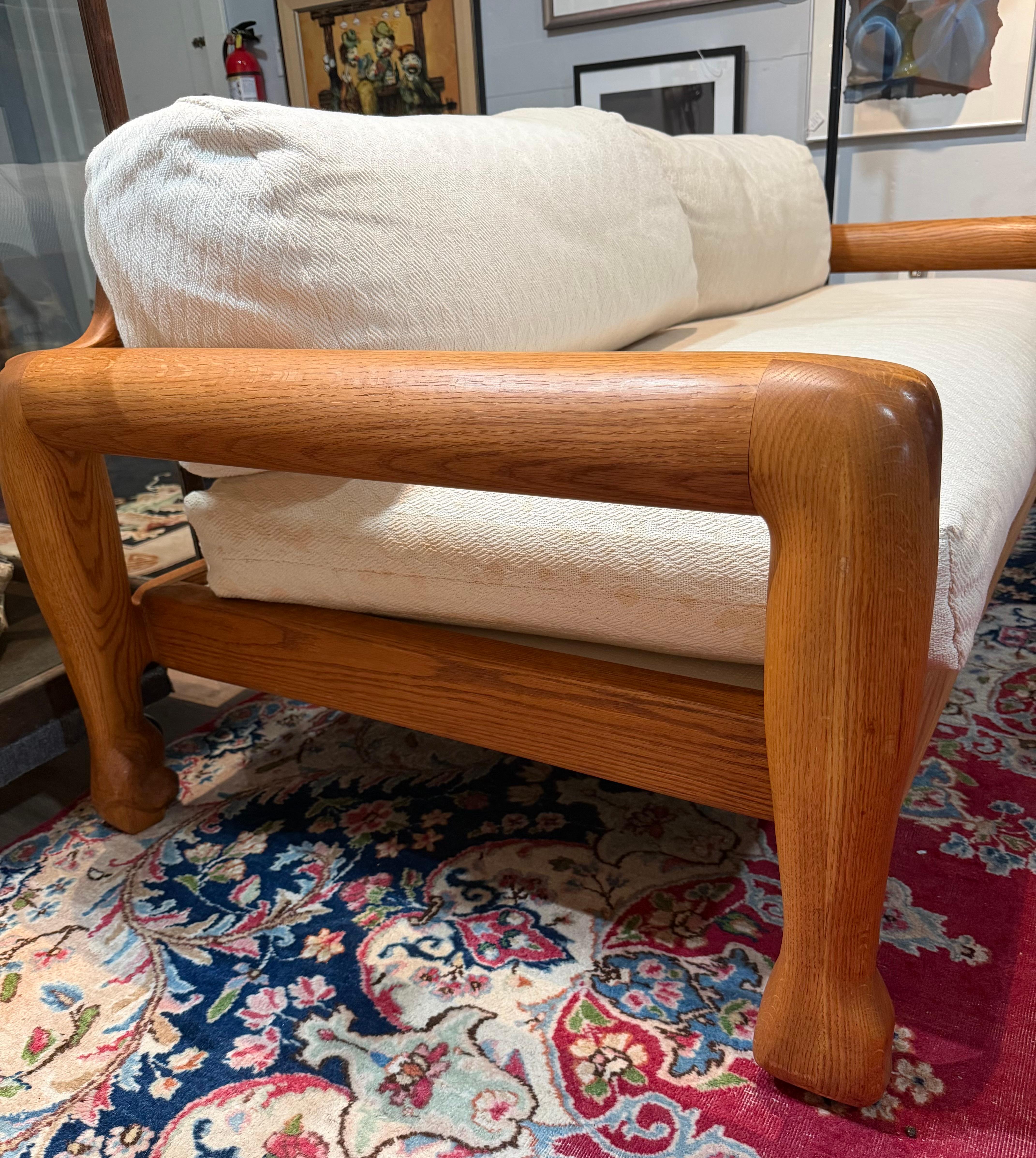 Superbe paire de fauteuils d'amour David Warner, assortis, de style moderniste Oragantic.  Construction en chêne massif et excellente qualité d'exécution  C.I.C..  (apprenti / menuisier pour Wendell Castle)... Livraison en main propre à New York