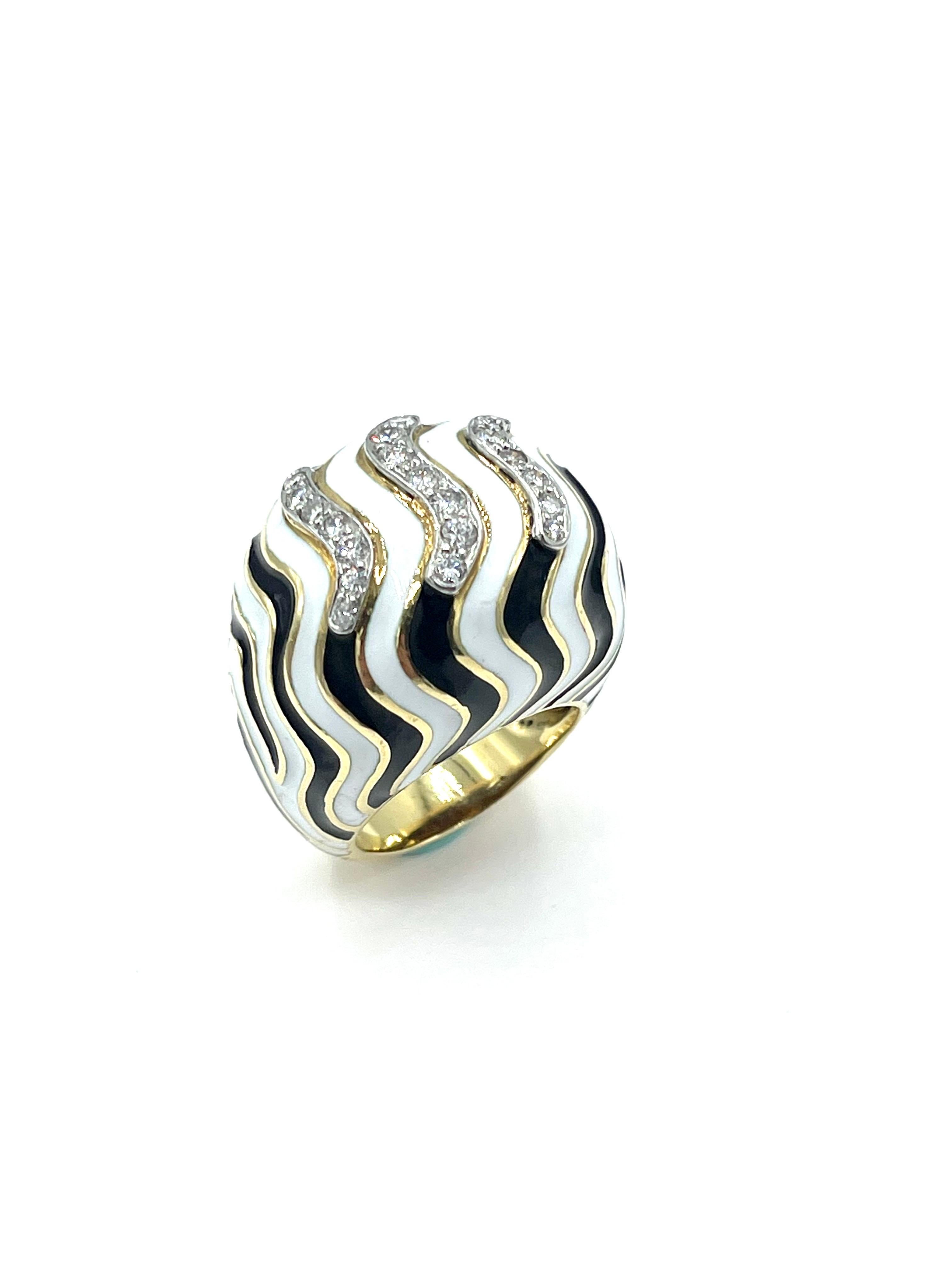 Ein ikonischer Entwurf von David Webb!  In diesem Ring sind 21 runde Brillanten in drei geschwungenen Reihen gefasst, insgesamt 0,50 Karat.  Sie sind auf der Oberseite des Rings, umgeben von wunderschönem schwarzem und weißem Email, auf 18 Karat