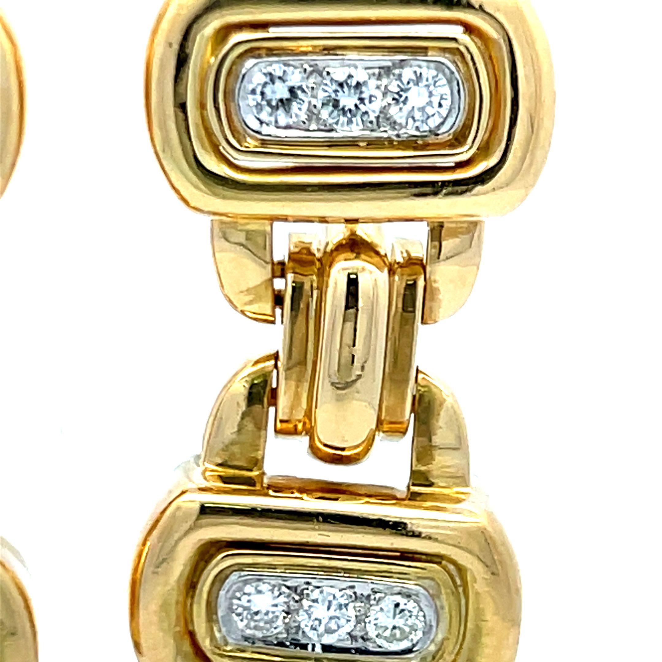Designer :
DAVID WEBB
Titre :
David Webb - Boucles d'oreilles pendantes en or jaune 18 carats, diamant rond brillant G VS1 de 0,84 carat
Le style :
Enchevêtrement
Métal :
Or jaune 18 carats
Pierre précieuse 1 :
Diamant de 0,84 carat
Nombre de