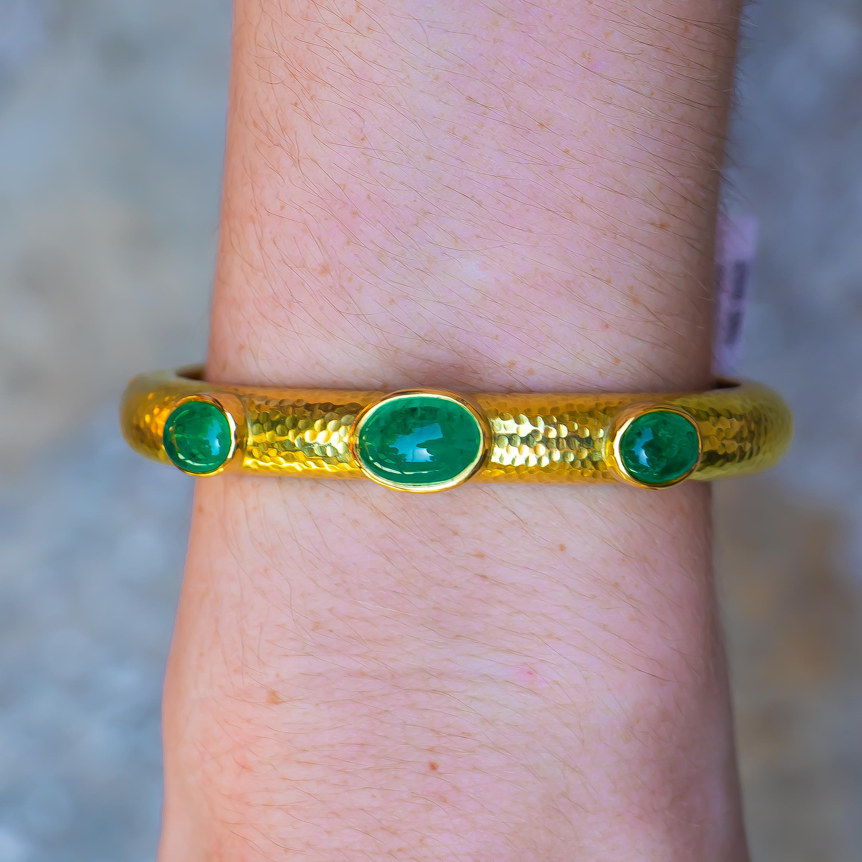 Women's or Men's David Webb 10 Carat Cabochon Emeralds Cuff Bracelet 18 Karat Gold Handmade