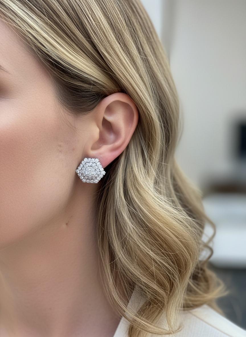 Anello con diamante David Webb in platino e oro bianco 18K

Designer: A. David Webb

Peso totale dei carati: Circa 10,50 carati

Metallo: Platino e oro bianco 18 carati

Colore del diamante: F

Chiarezza del diamante: VS
