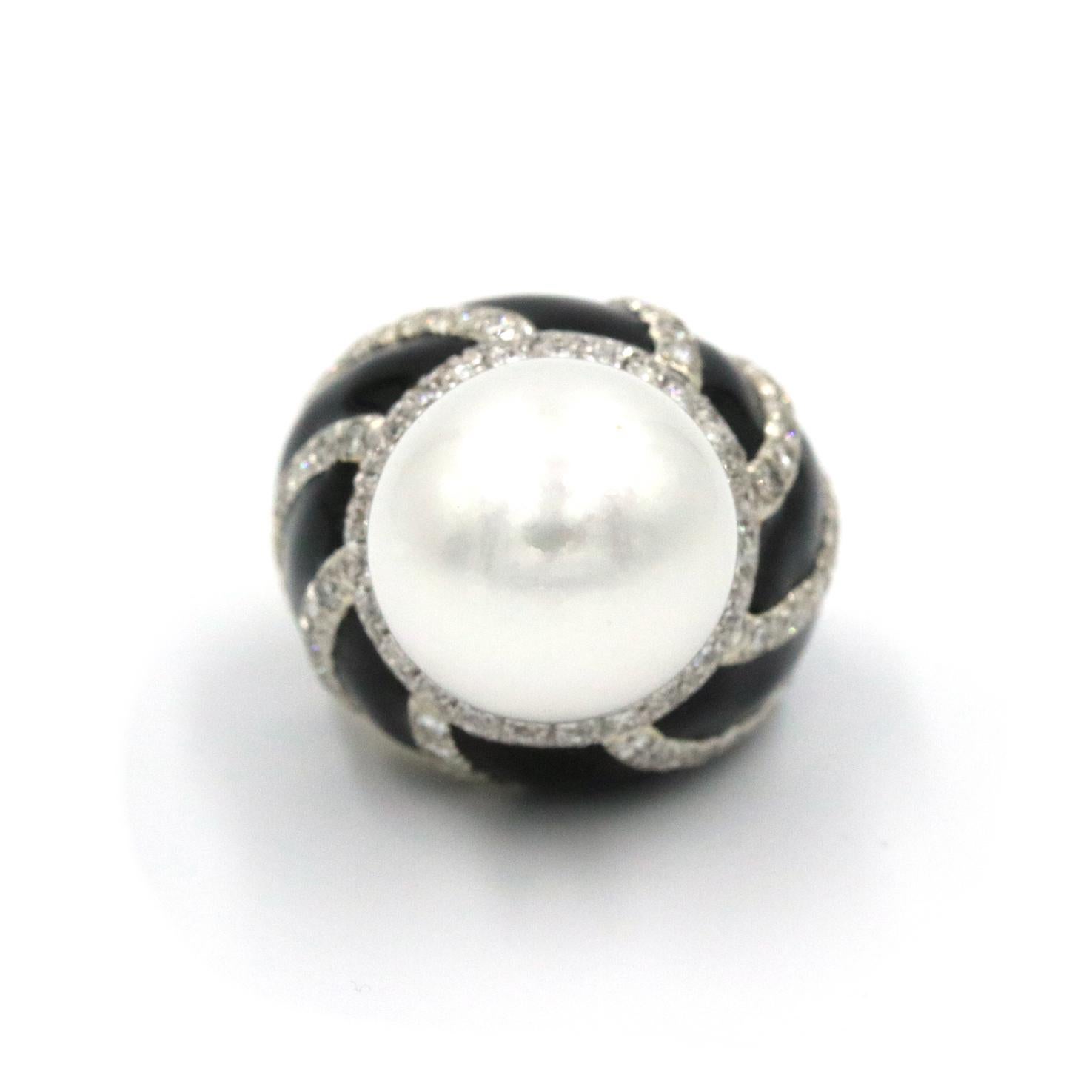 Bague David Webb en forme de dôme avec perles et diamants. Cette bague comporte une perle de 16 mm et des diamants ronds en platine, en or jaune 18 carats et en émail noir.