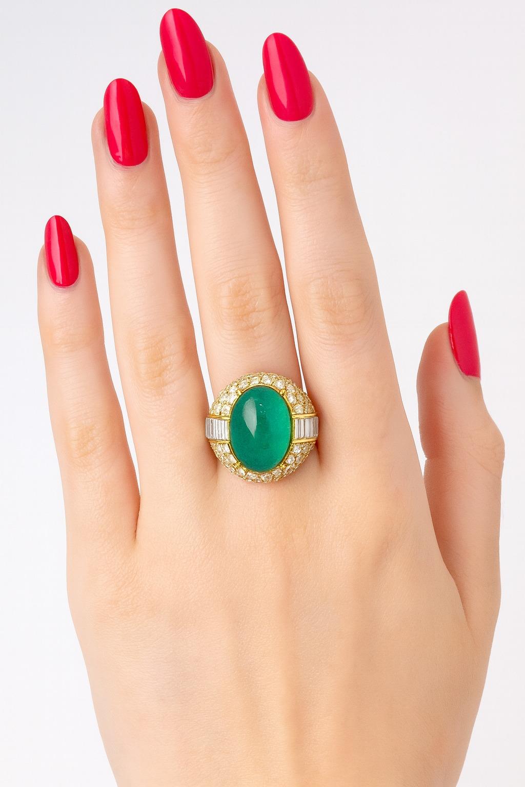 David Webb 17,91 Karat Cabochon Smaragd und Diamant Ring in 18K Gelbgold (Kegel-Cabochon) im Angebot