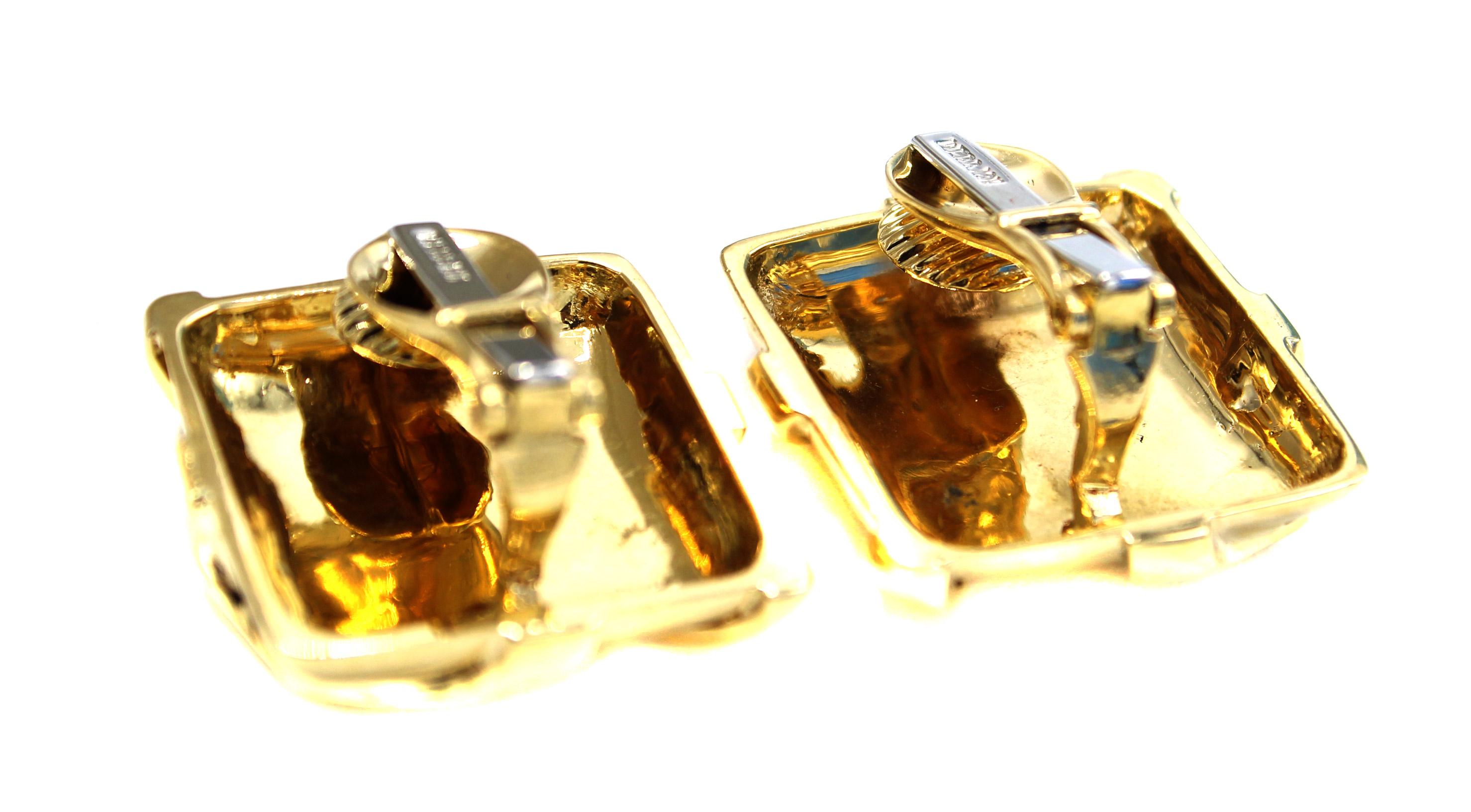 Chic clips d'oreilles en or jaune 18 carats texturés avec des bandes d'or ondulées travaillées sur la surface carrée. Ces boucles d'oreilles, fabriquées à la main depuis environ 2000, sont très agréables à porter au quotidien et en toute occasion.