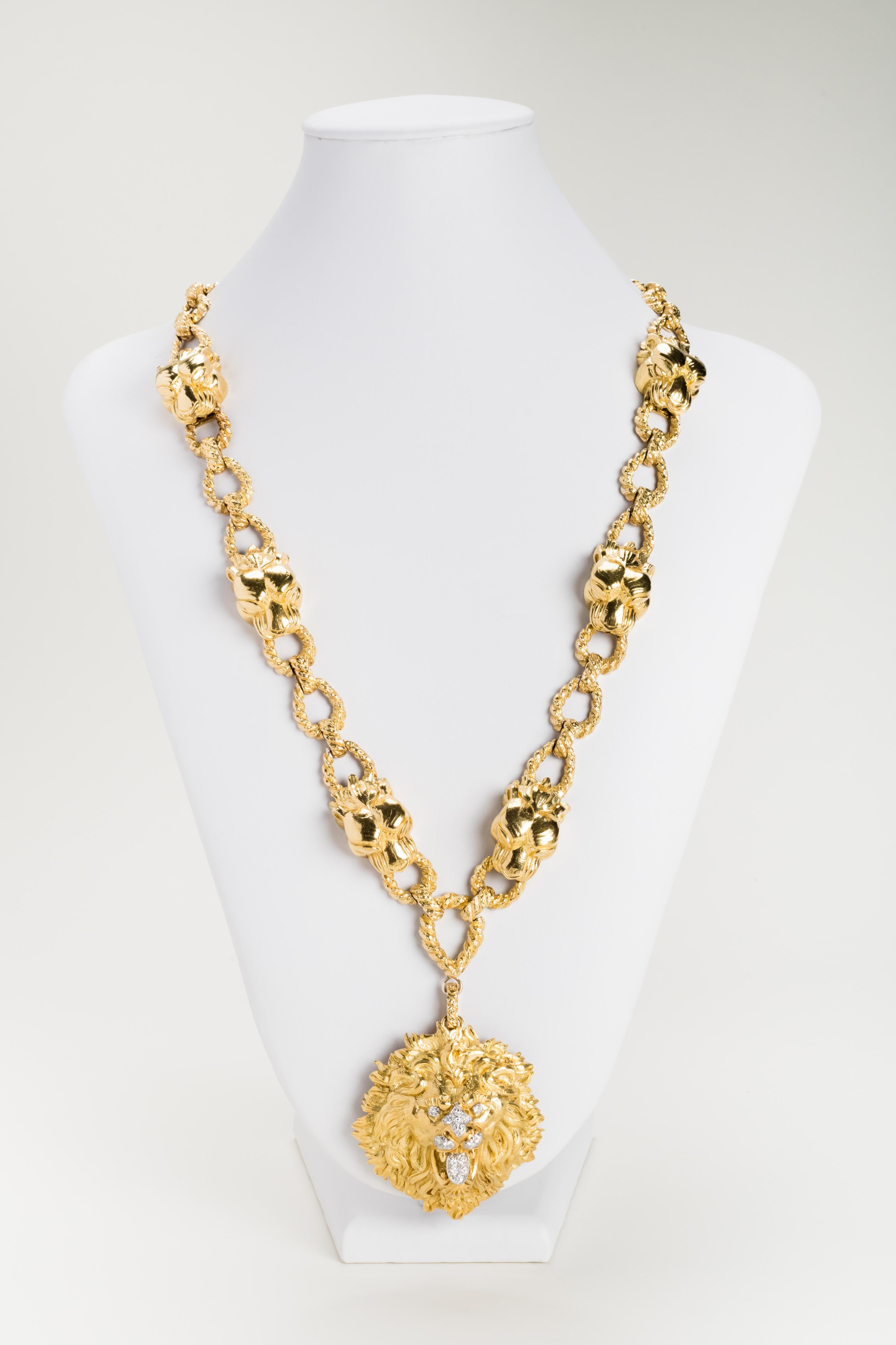 David Webb 18 Karat Gold Necklace with Lion Head Pendant, circa 1965 2