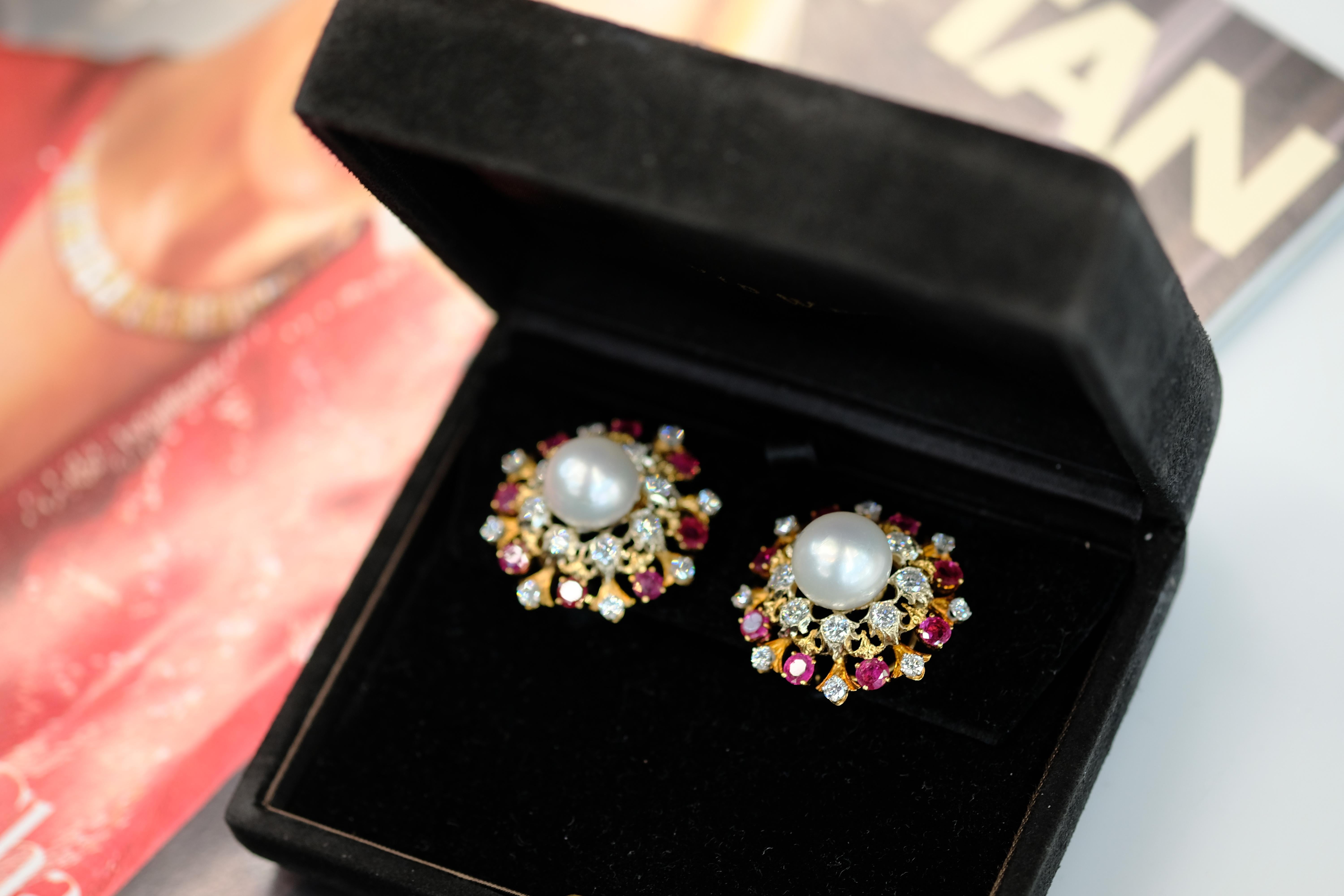 David Webb Orecchini in oro 18 carati con perle coltivate dei mari del sud, diamanti e rubini in vendita 7