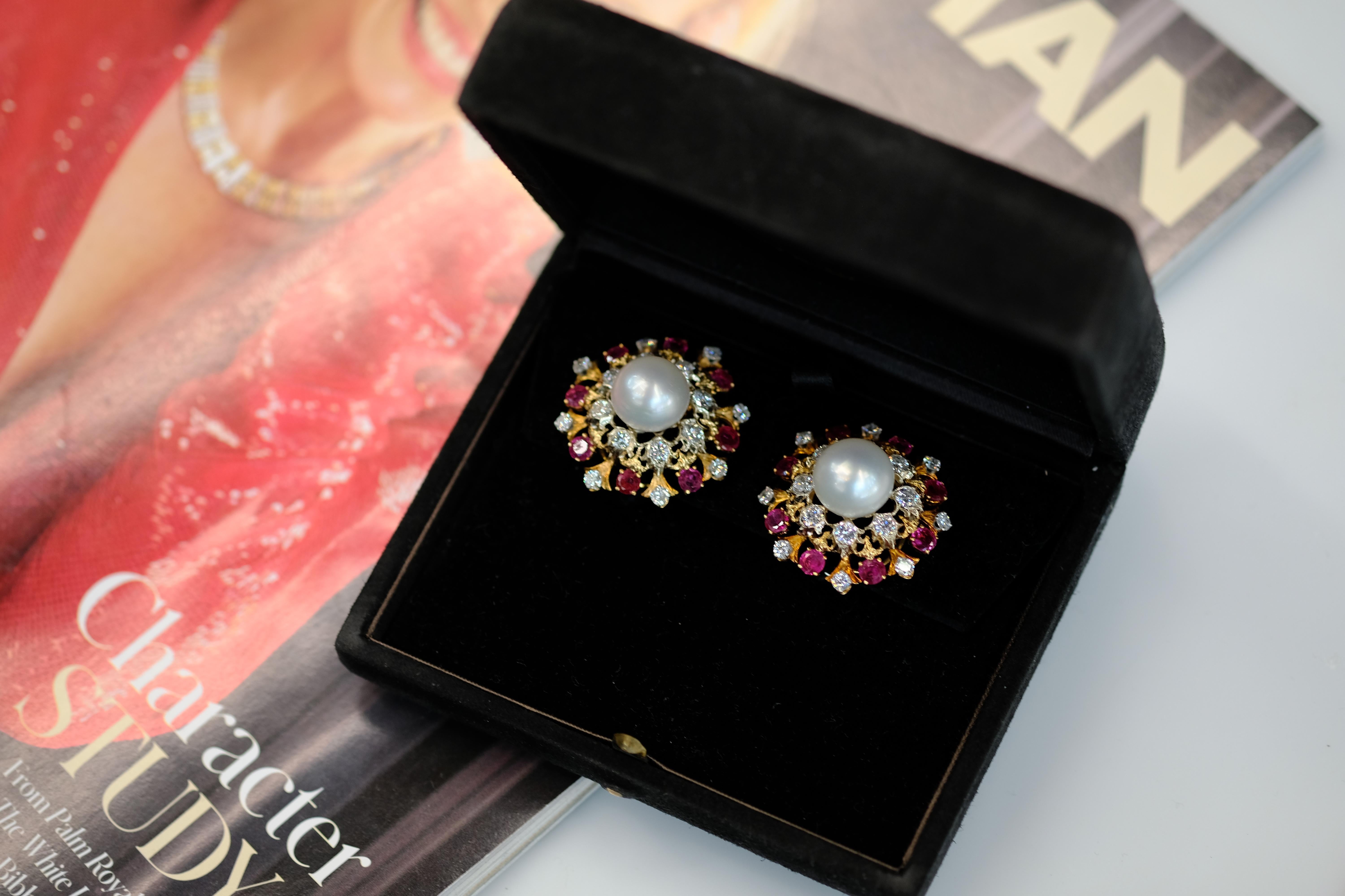 David Webb Orecchini in oro 18 carati con perle coltivate dei mari del sud, diamanti e rubini in vendita 8