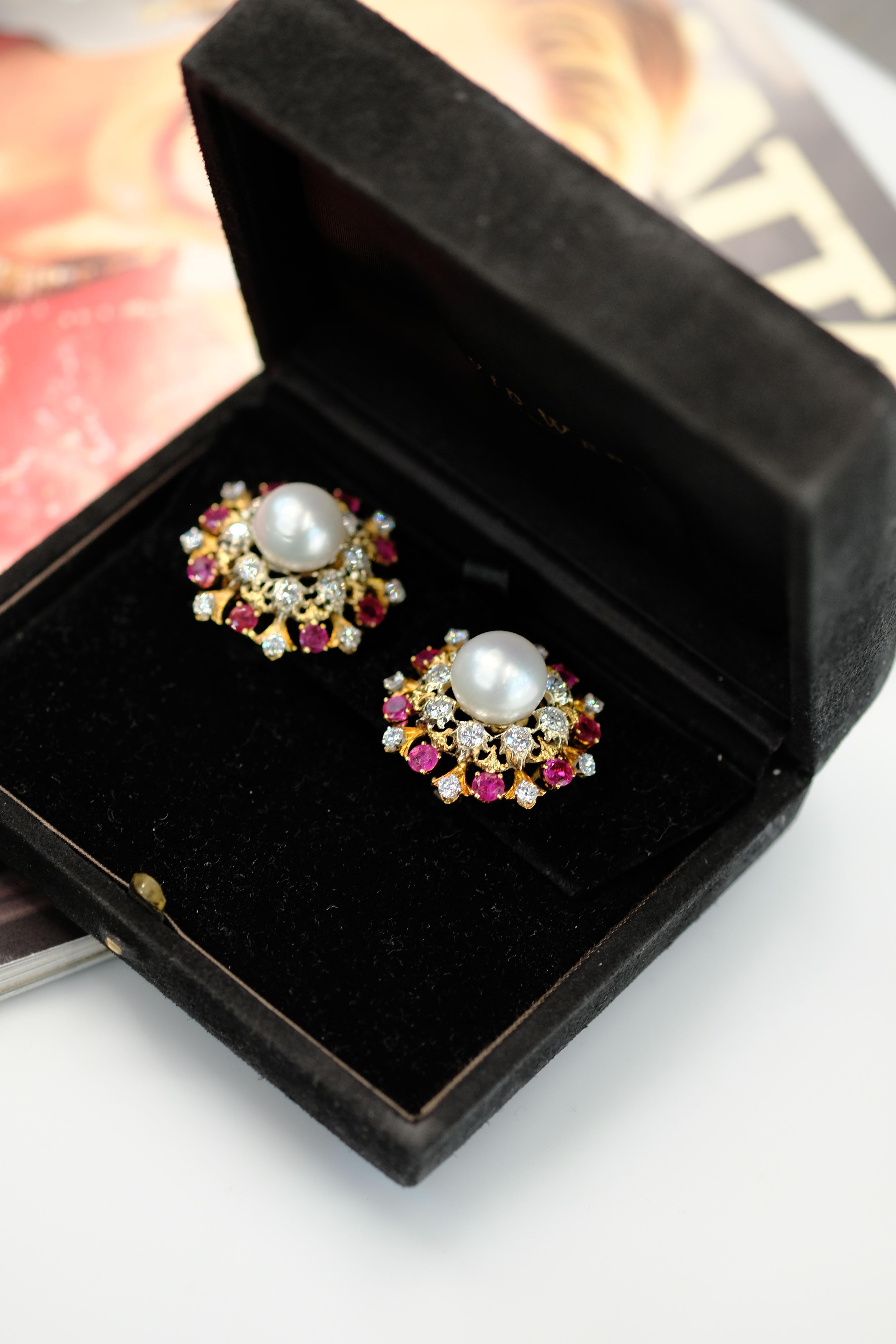 David Webb Orecchini in oro 18 carati con perle coltivate dei mari del sud, diamanti e rubini in vendita 9