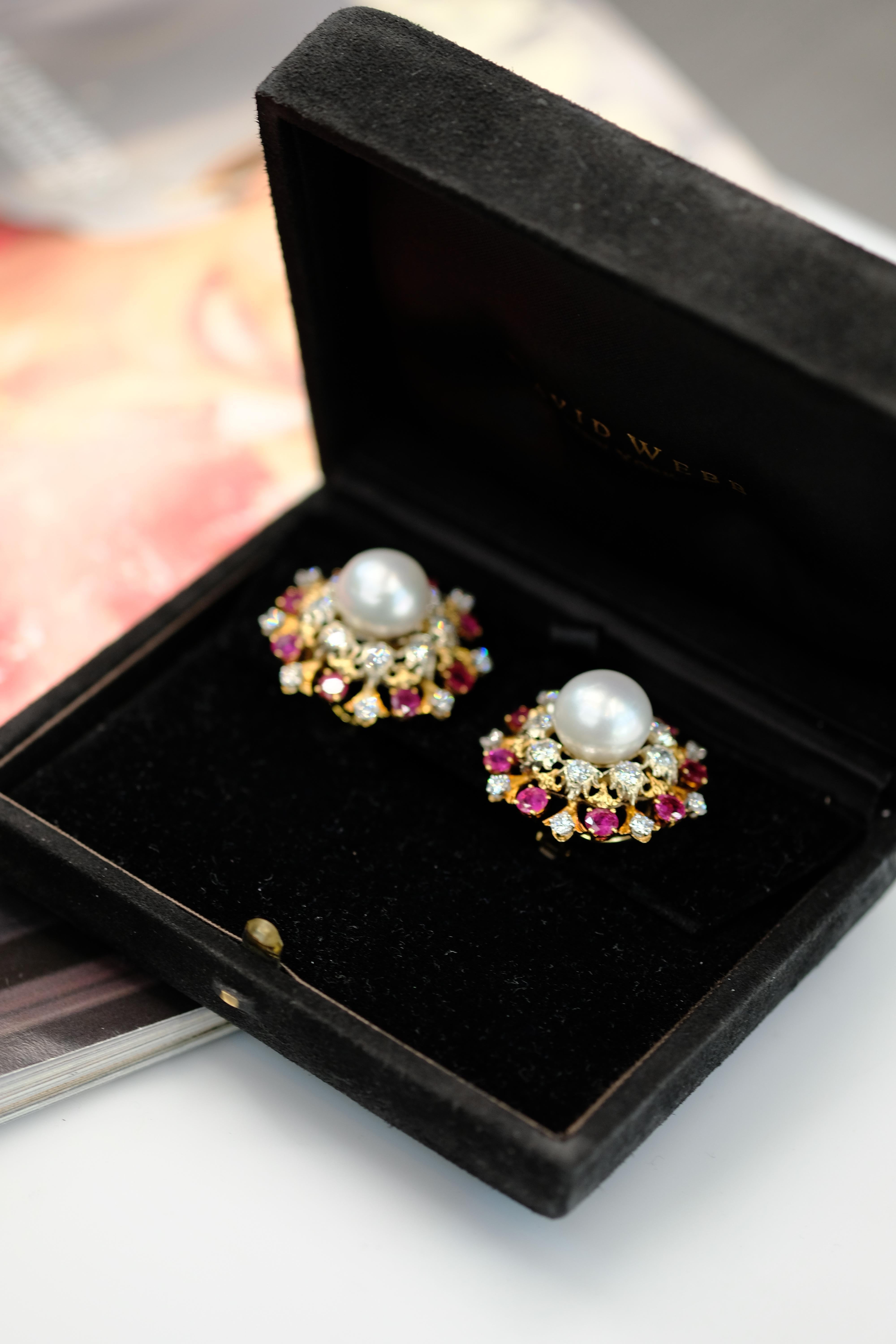 David Webb Orecchini in oro 18 carati con perle coltivate dei mari del sud, diamanti e rubini in vendita 10