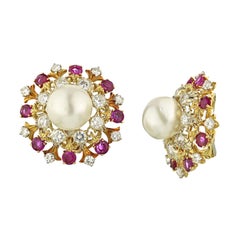 David Webb Boucles d'oreilles en or 18 carats avec perles de culture des mers du Sud, diamants et rubis