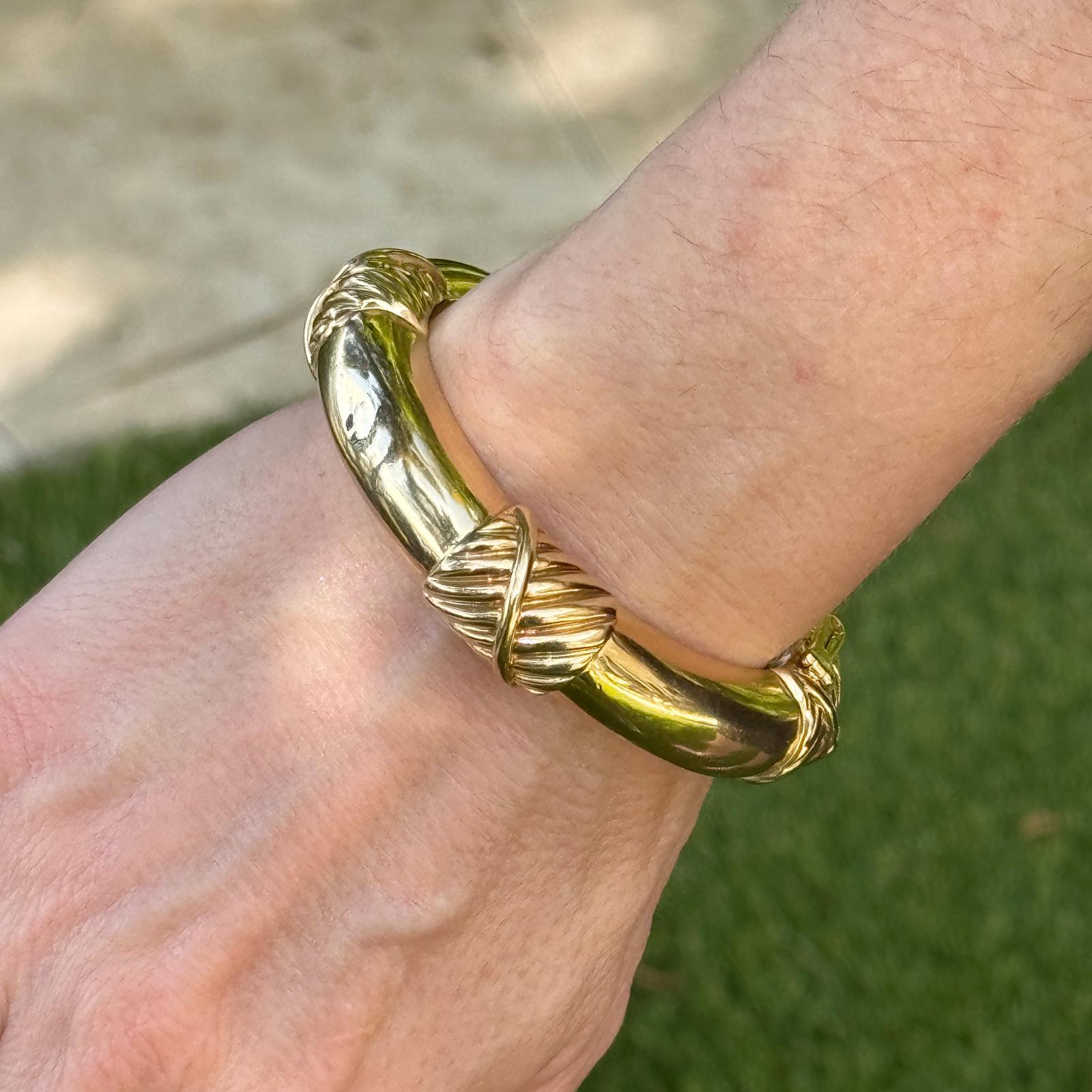 David Webb Bracelet jonc articulé en or jaune côtelé 18 carats Excellent état - En vente à Boca Raton, FL