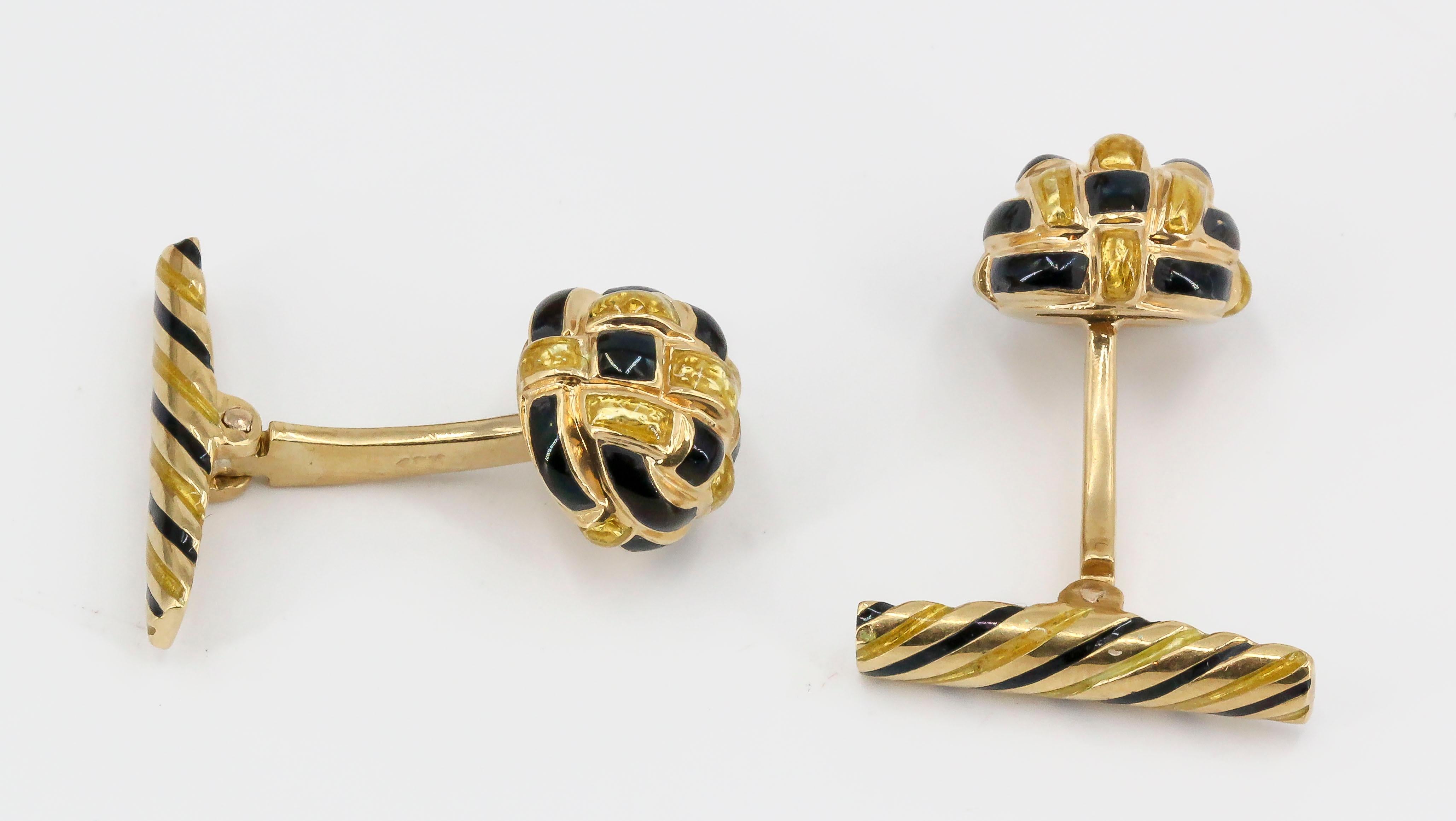 Handsome 18K yellow gold and black enamel knot cufflinks by David Webb. They feature a classic knot design with black and yellow enamel accents over an 18K yellow gold setting.

Hallmarks: Webb, 18k.