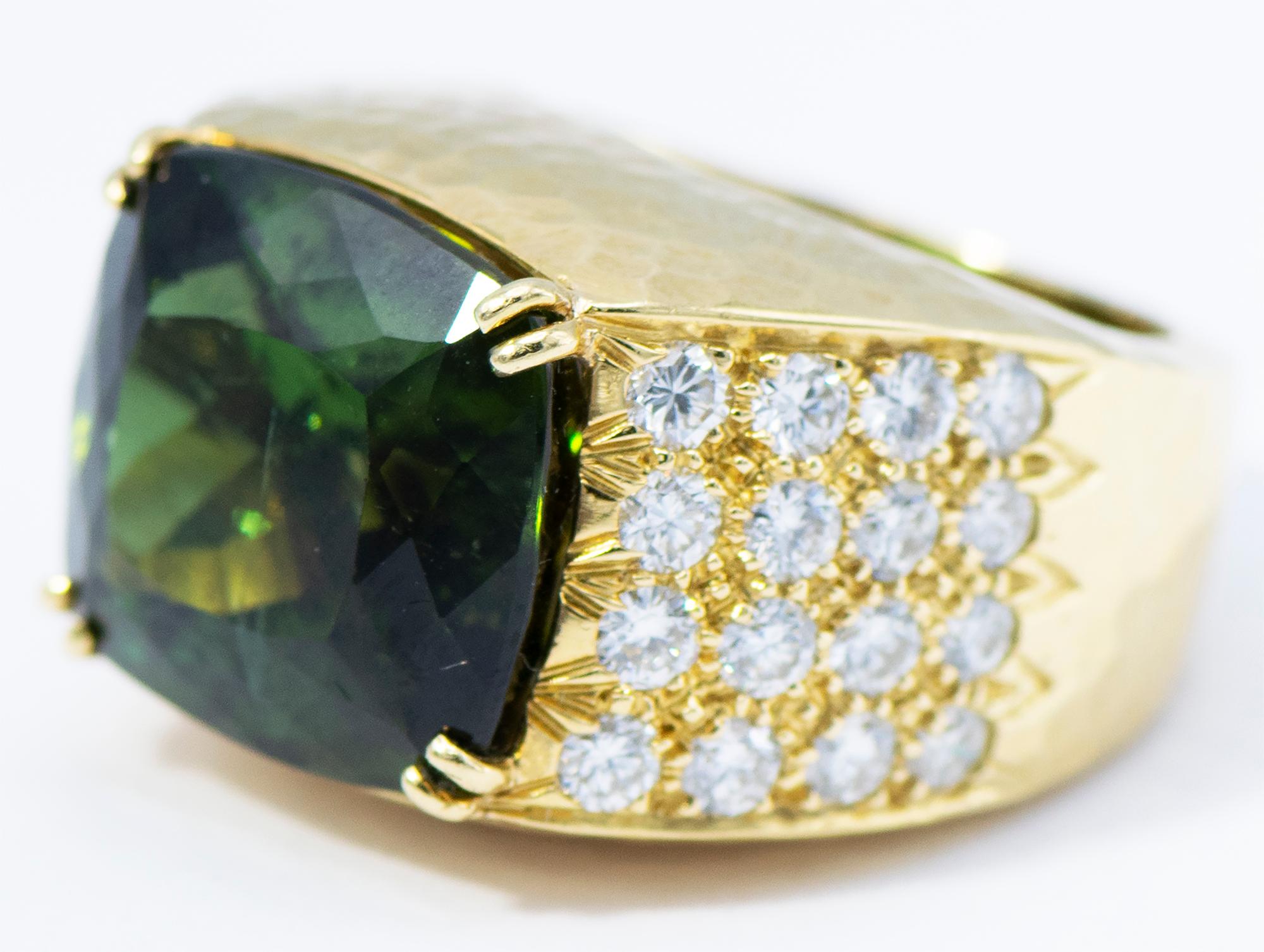 David Webb Ring aus 18 Karat Gelbgold und Platin mit grünem Turmalin und Diamanten im Zustand „Hervorragend“ im Angebot in New York, NY
