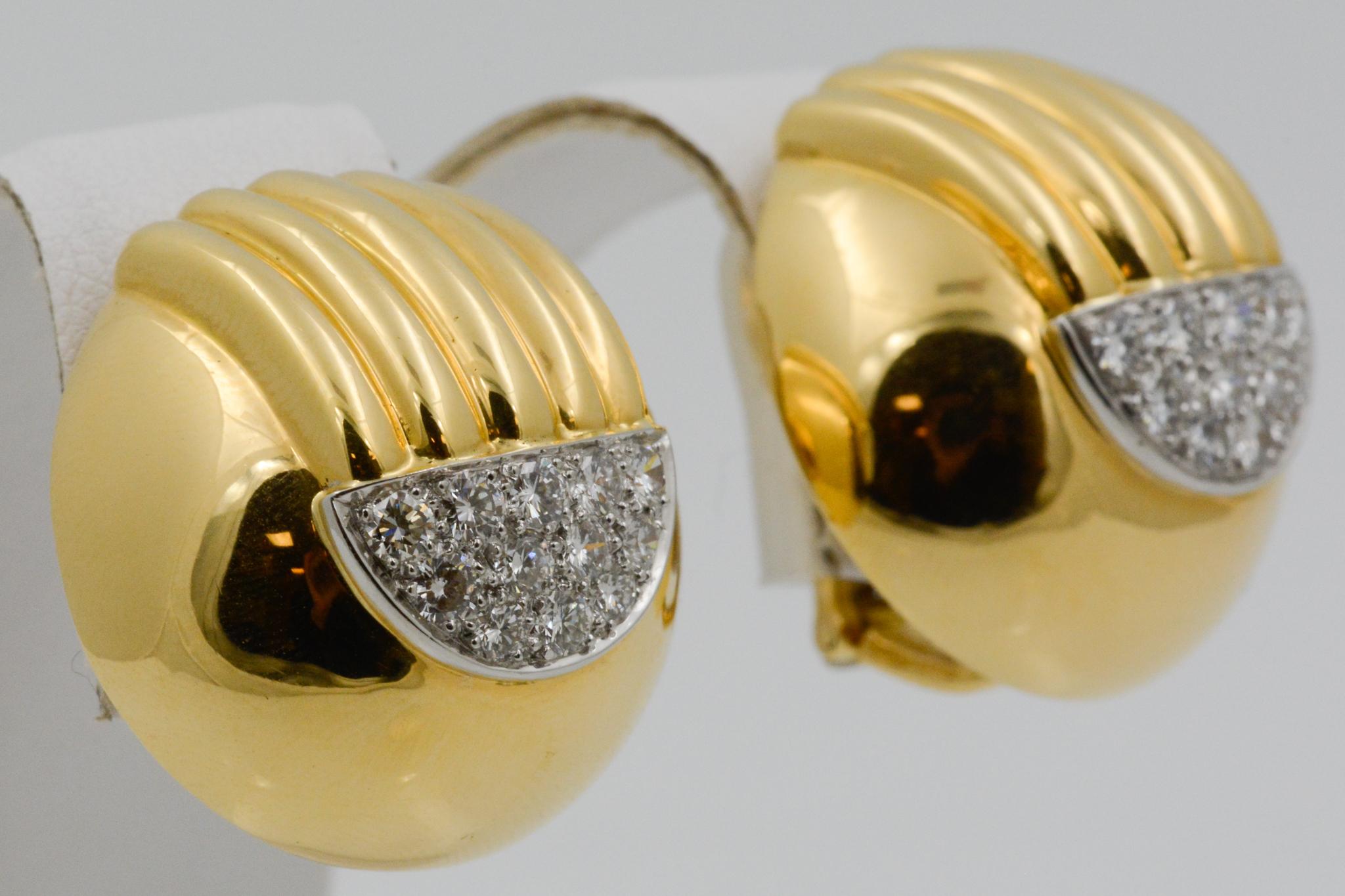 David Webb 18 Karat Yellow Gold and Platinum Pave Clip Earrings (Moderne)