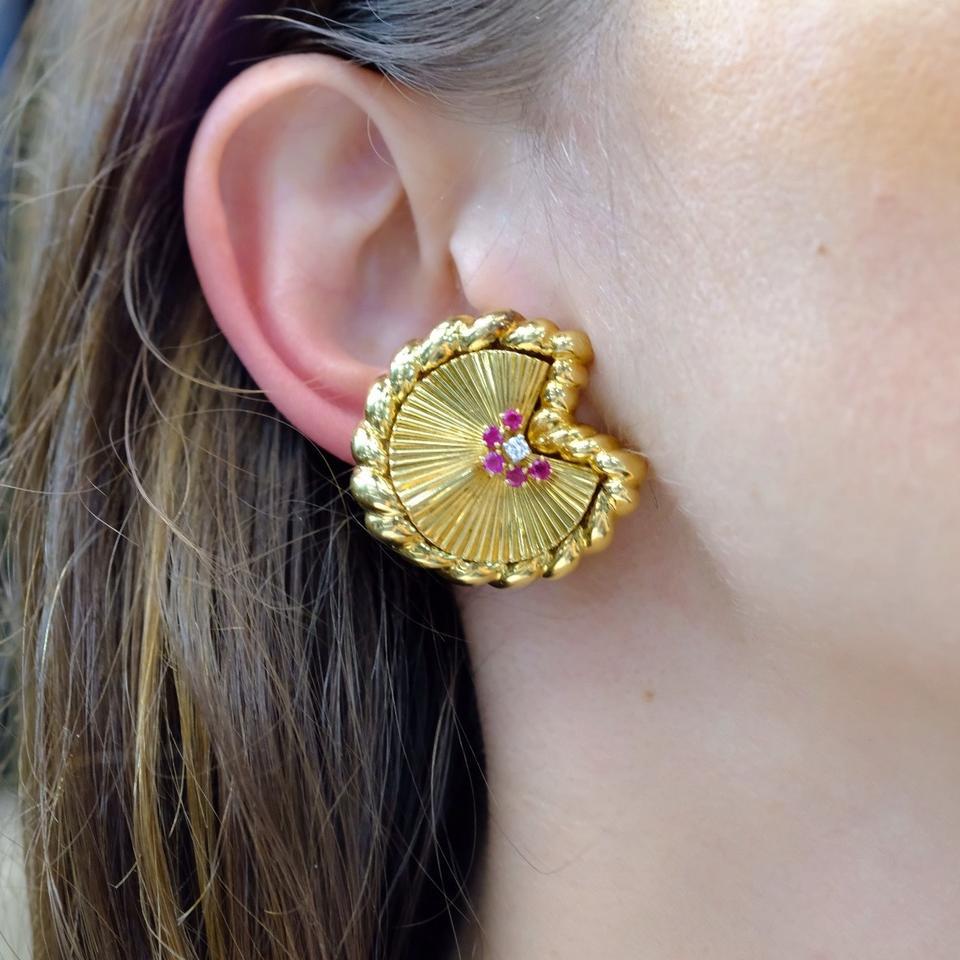 Taille ronde David Webb Boucles d'oreilles éventail en or jaune 18 carats, platine, rubis et diamants en vente