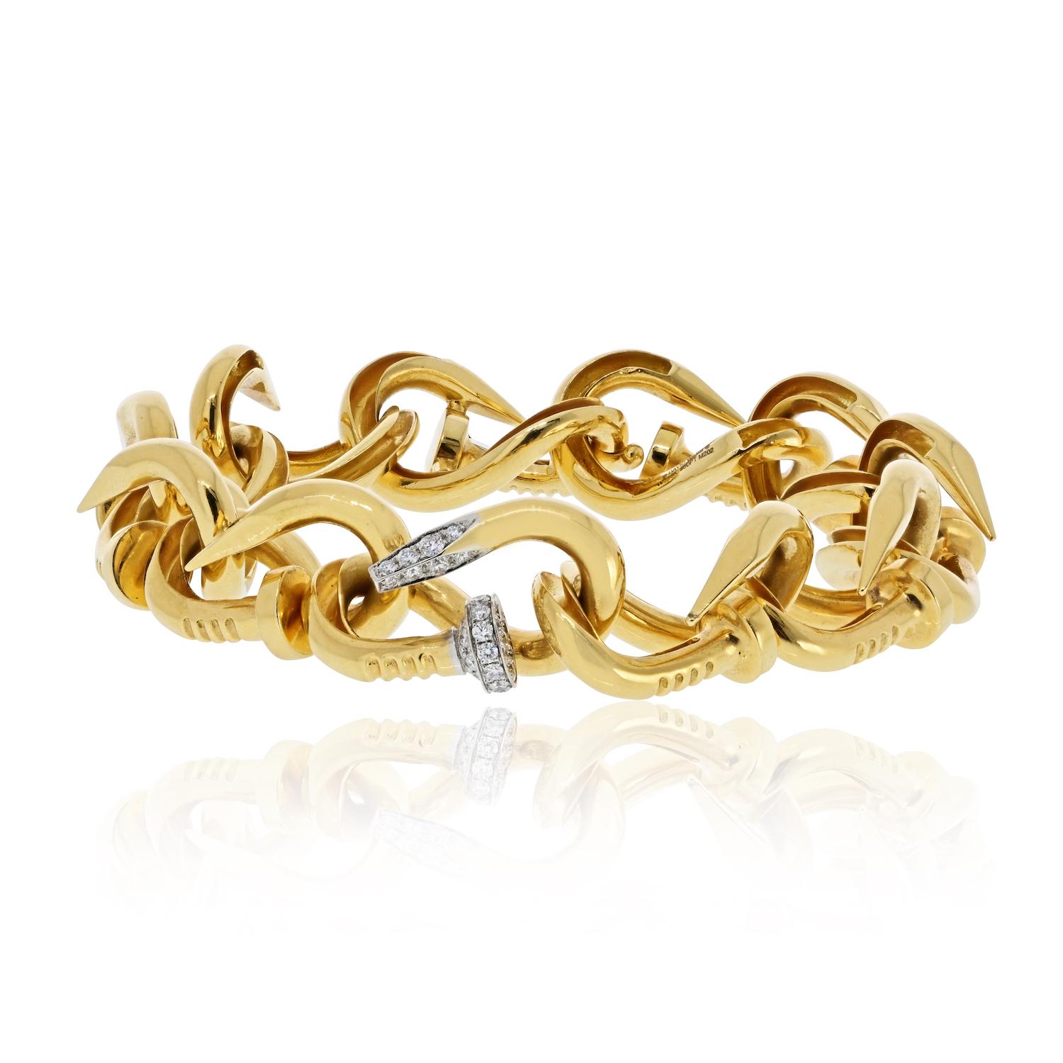 David Webb Bracciale a unghie con diamanti in oro giallo 18 carati.
Collection'S.
A Link a forma di chiodo.
Lunghezza del bracciale: 7,25 pollici.
Si adatta a un polso di dimensioni comprese tra 6 e 6,5 pollici.

Sebbene il bracciale misuri 7,25