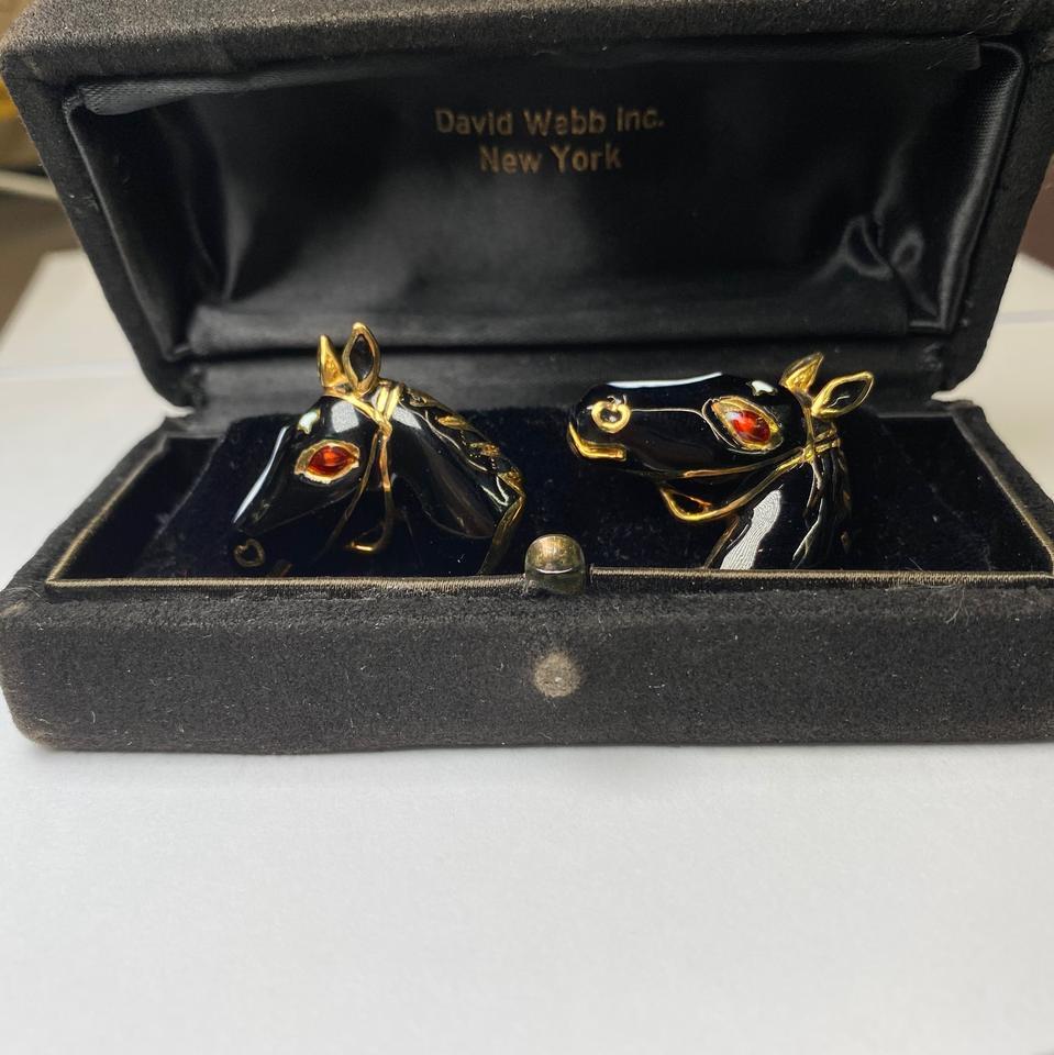 Description:
18kt Gold and Enamel Cuff Links, David Webb, each designed as a horse's head and jockey cap, 27.7 gr, signed, boxed.

Each horse head lg. 1 1/8 in. Without visible issues.
