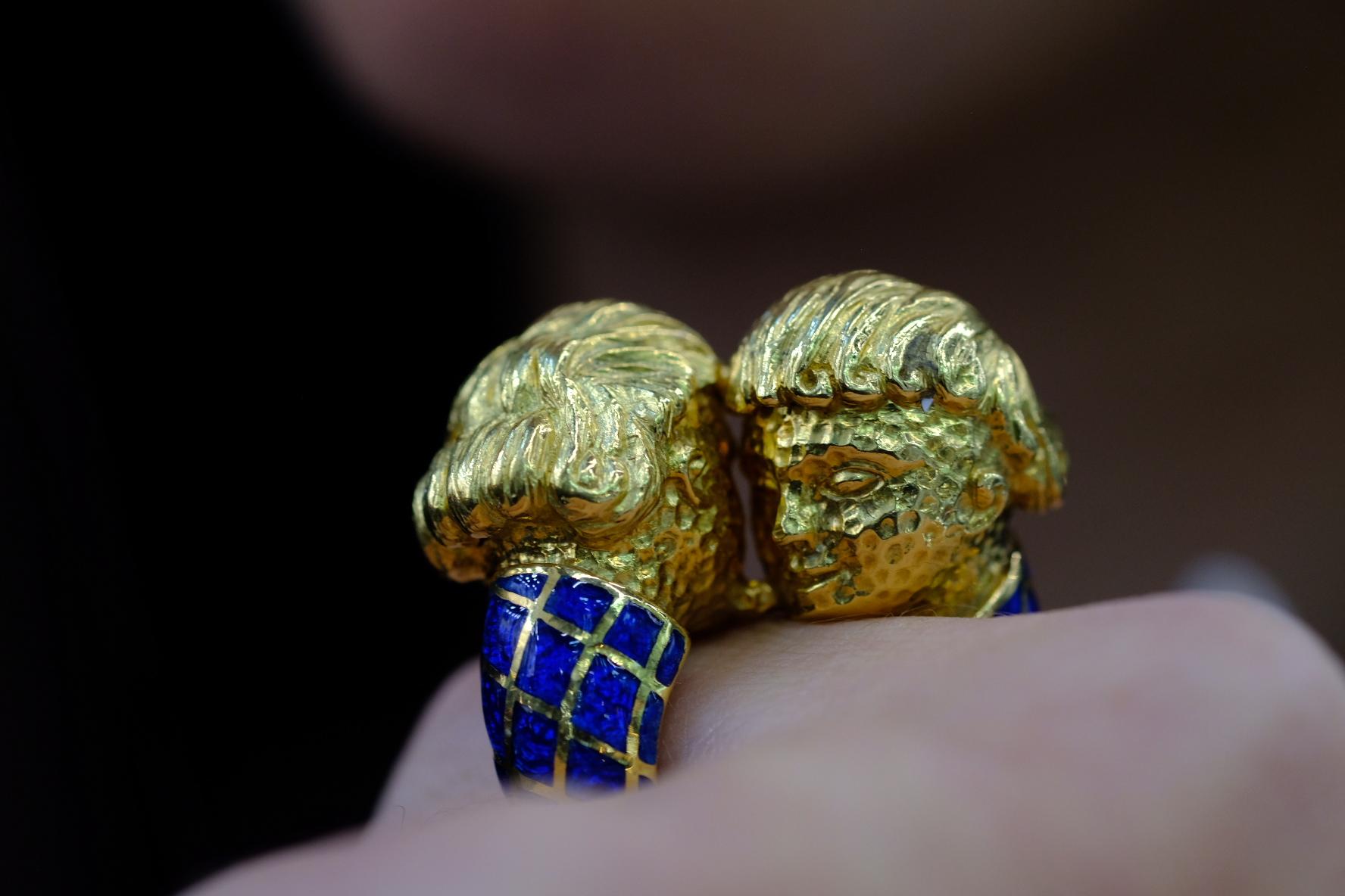 David Webb 18 Karat Yellow Gold Blue Enamel Double Head Gemini Twins Zodiac Ring In Excellent Condition For Sale In New York, NY