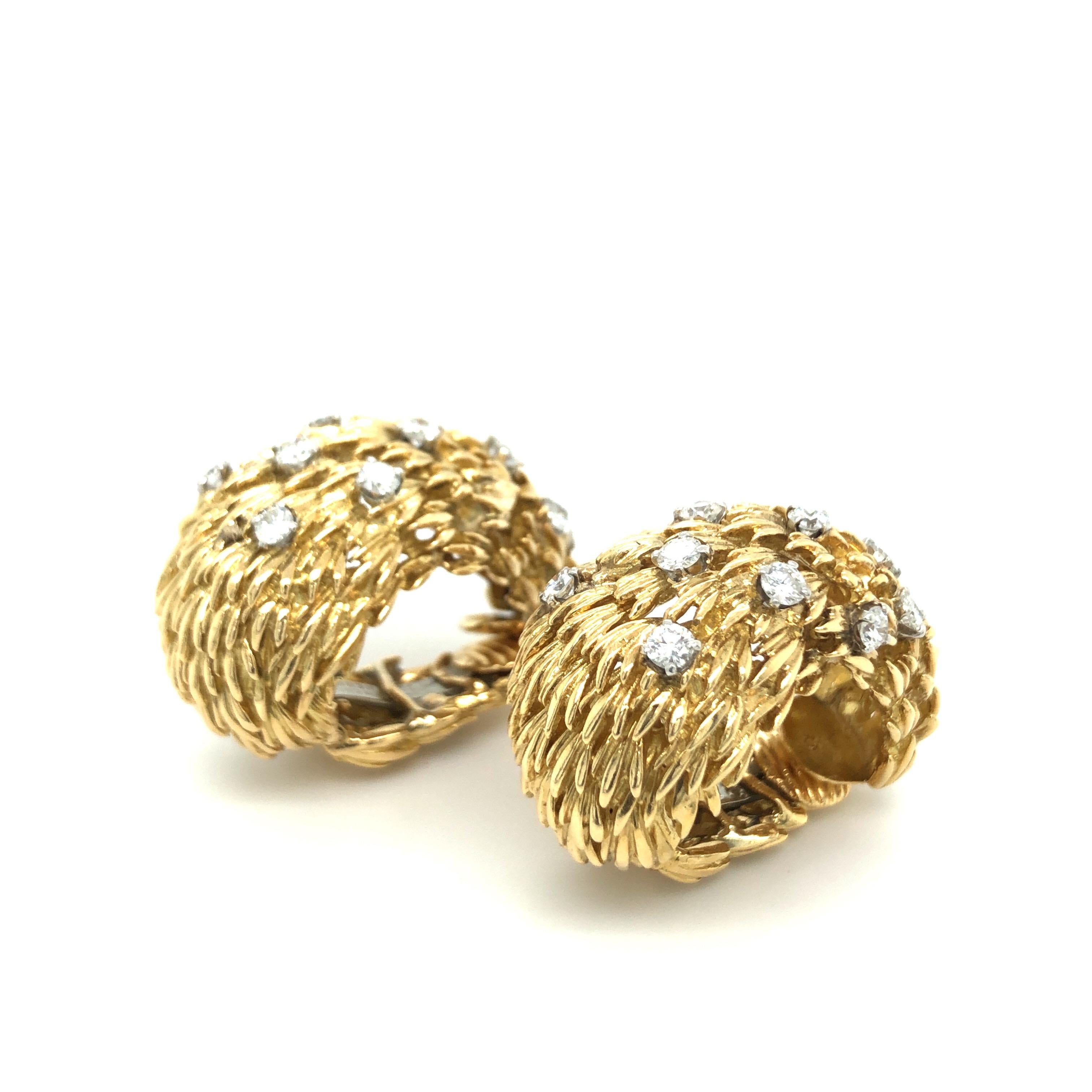 David Webb 18 karat yellow gold and diamond half hoop clip-on earrings, 1960s.
Stylish pair of ear clips of domed form, fully covered with gold wire spikes and interspersed with 22 brilliant-cut diamonds totalling circa 1.6 carats. The reverse of