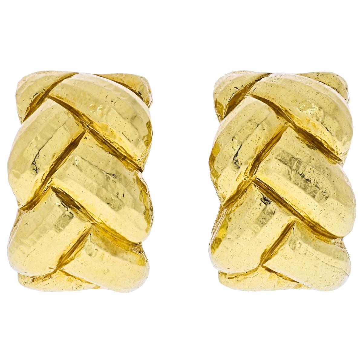 Huggie-Ohrringe aus 18 Karat Gelbgold mit gehämmertem Flechtwerk im Angebot