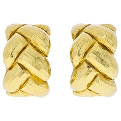 David Webb, orecchini a treccia martellata in oro giallo 18 carati, Huggie Earrings